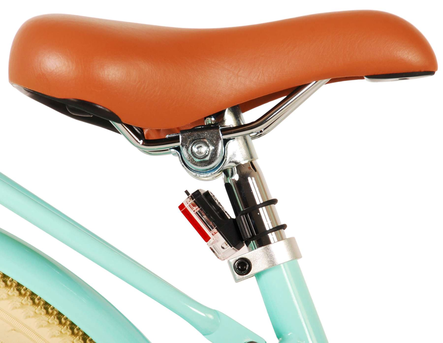 Fahrradsattel, braunes Leder, über einem hellblauen Rahmen. Roter Reflektor befestigt.