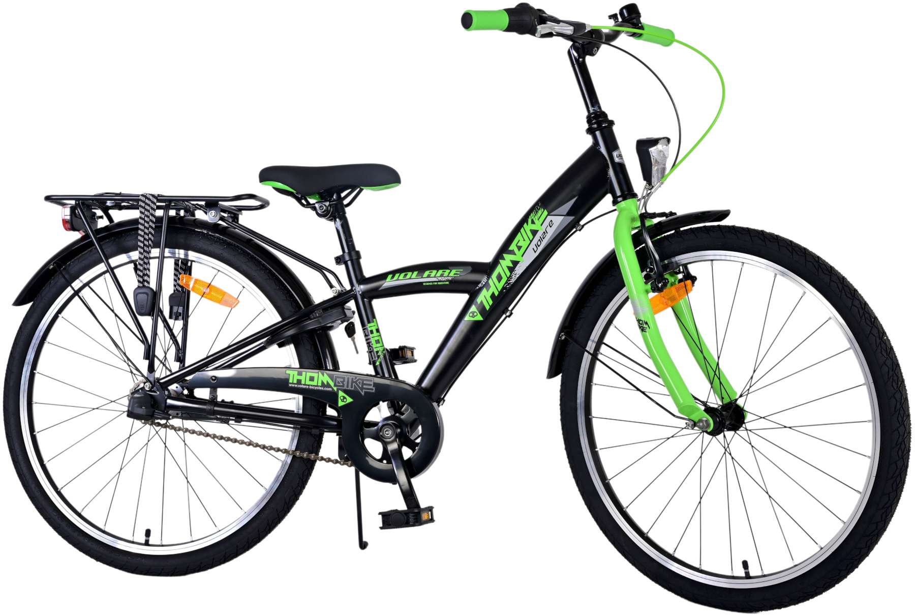 Schwarz-grünes Fahrrad mit Gepäckträger, auf weißem Hintergrund.