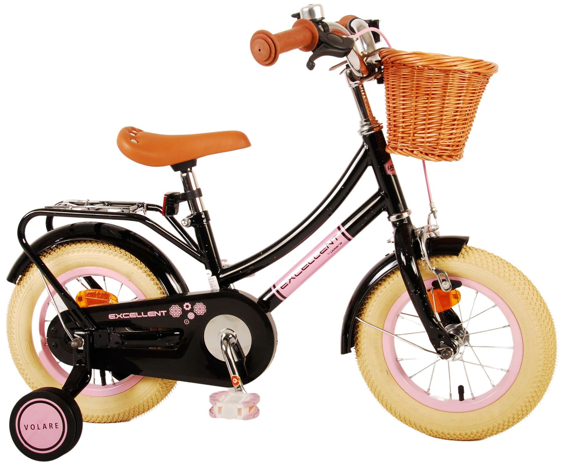 Ein schwarzes Fahrrad mit rosa Akzenten. Es hat einen Korb und Stützräder auf weißem Hintergrund.