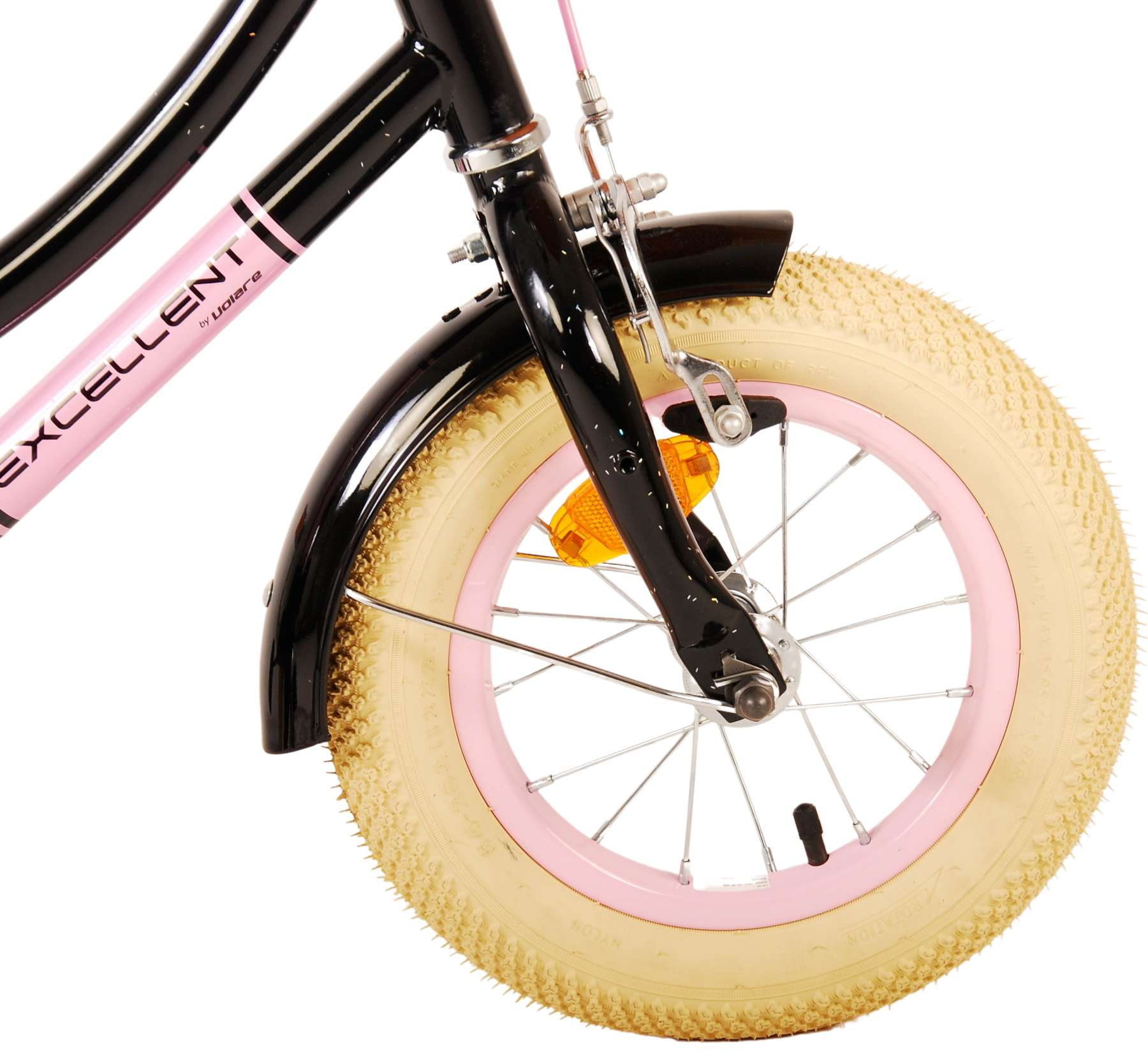 Vorderrad eines rosa und schwarzen Fahrrads. Der Reifen ist beige.