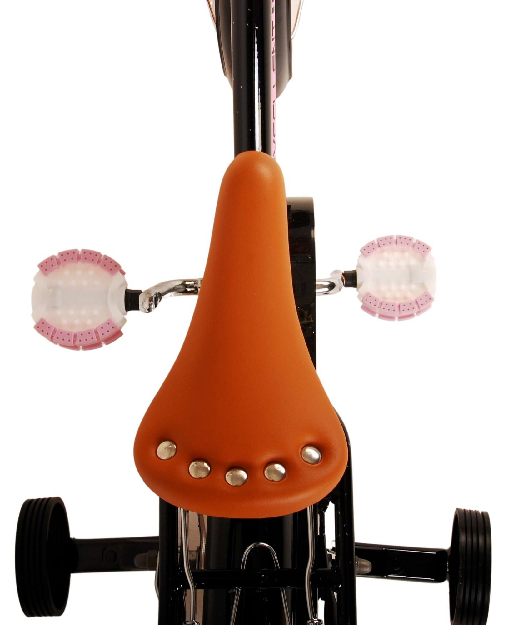 Ein Fahrradsattel, braun, mit silbernen Nieten und rosa Pedalen.