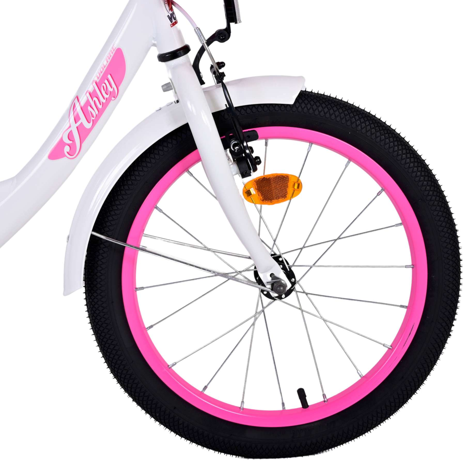 Weißes Fahrrad mit rosa Details. Schwarze Reifen. Weißer Hintergrund. Nahaufnahme.