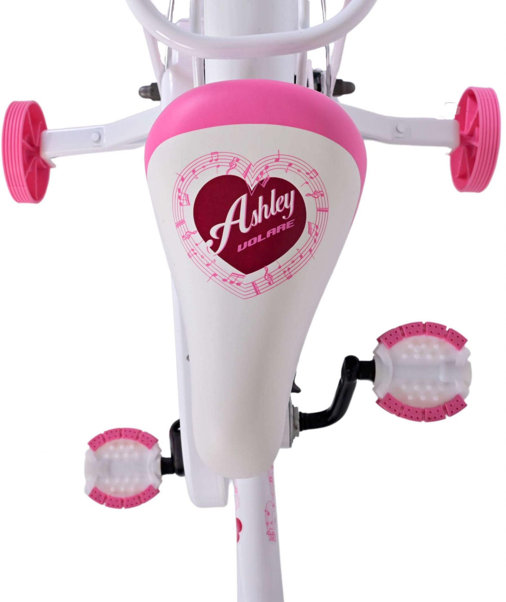 Nahaufnahme eines weißen und rosa Kinderfahrradsattels mit Herzdesign und den Wörtern 'Ashley' und 'VOLARE'.