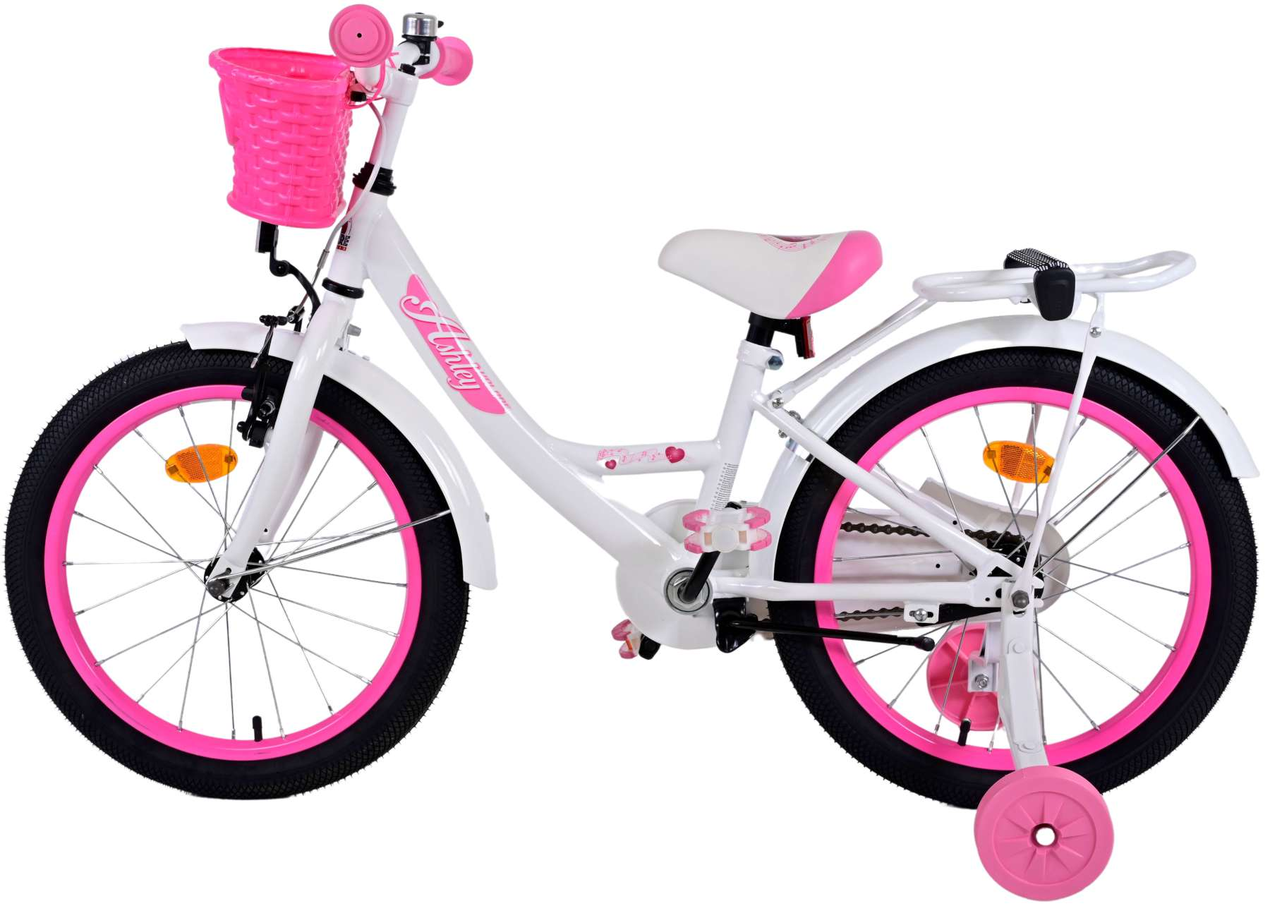 Ein weißes und rosa Fahrrad für ein Mädchen. Es hat einen Korb und Stützräder.