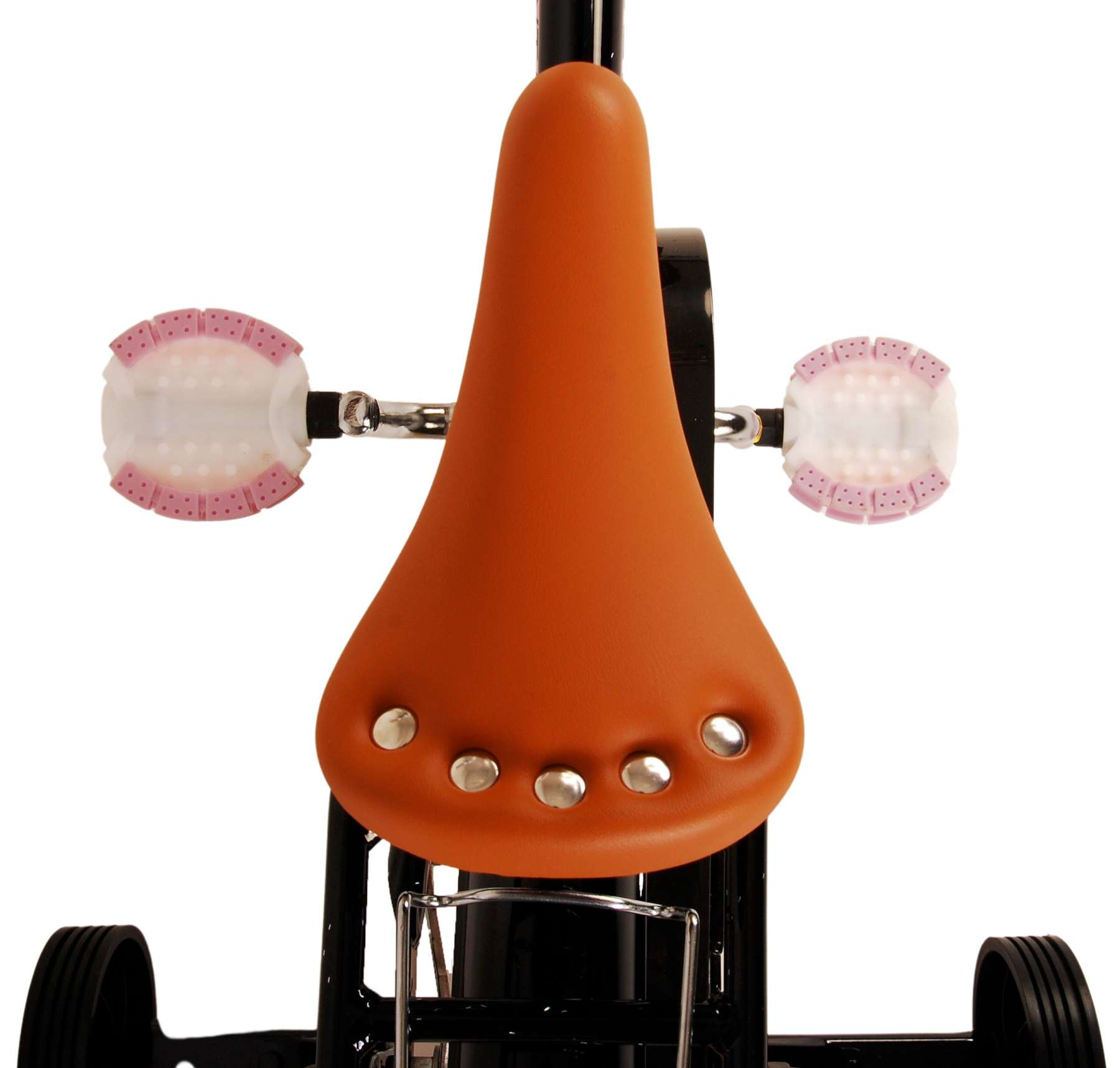 Nahaufnahme eines braunen Kinderfahrradsattels mit silbernen Nieten. Der Sattel befindet sich auf einem schwarzen Rahmen.
