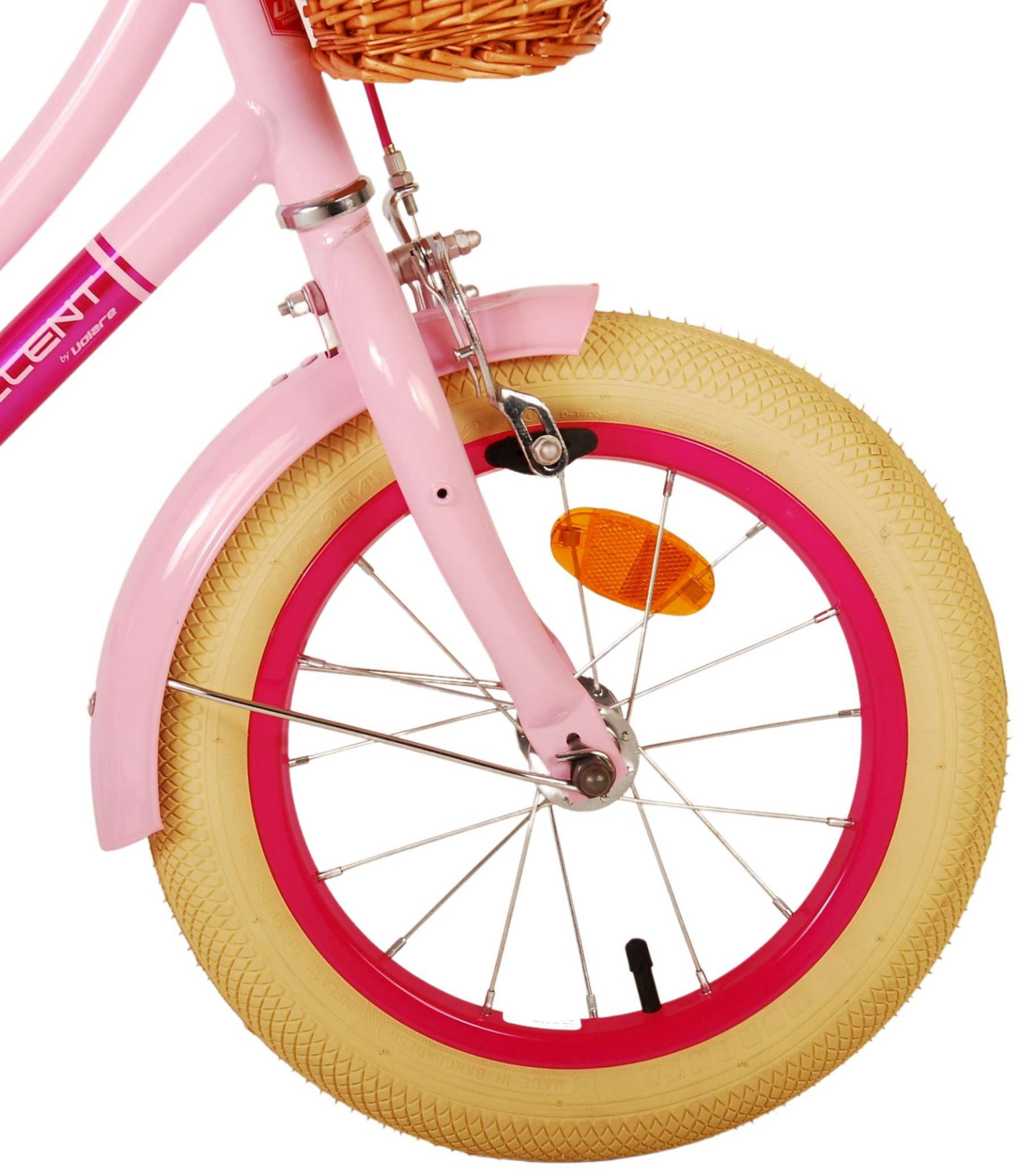 Nahaufnahme eines rosa Fahrradrads mit Korb und rosa Rahmen auf weißem Hintergrund.