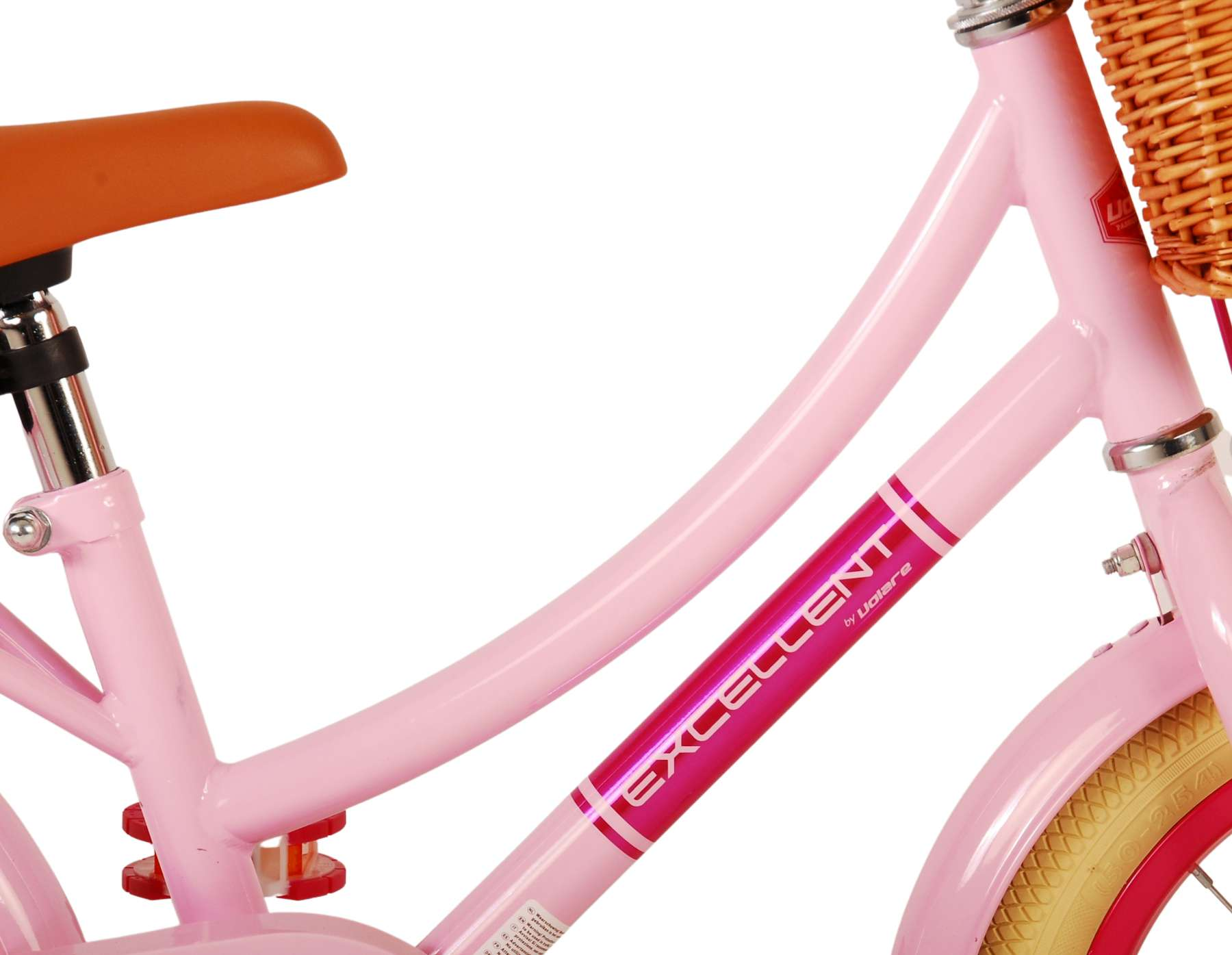 Ein rosa Fahrrad mit einem braunen Sitz und einem Korb. Der Rahmen hat ein Excellant-Logo.