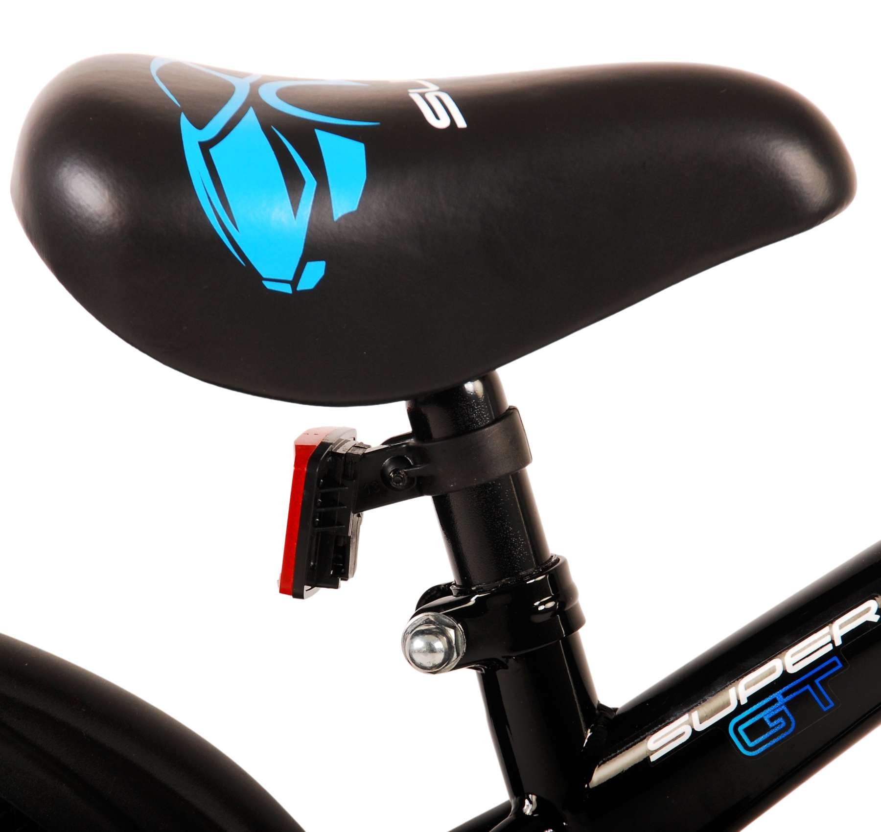 Nahaufnahme eines Fahrradsattels mit schwarzem Sitz, rotem Reflektor und Fahrradrahmen. Das Fahrrad ist schwarz.