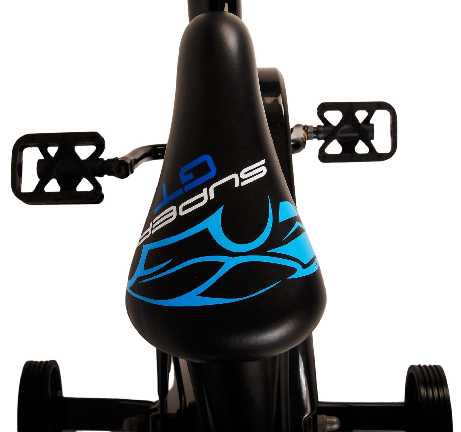 Schwarzer Go-Kart-Sitz mit blauen Grafiken und Pedalen. Weißer Hintergrund.