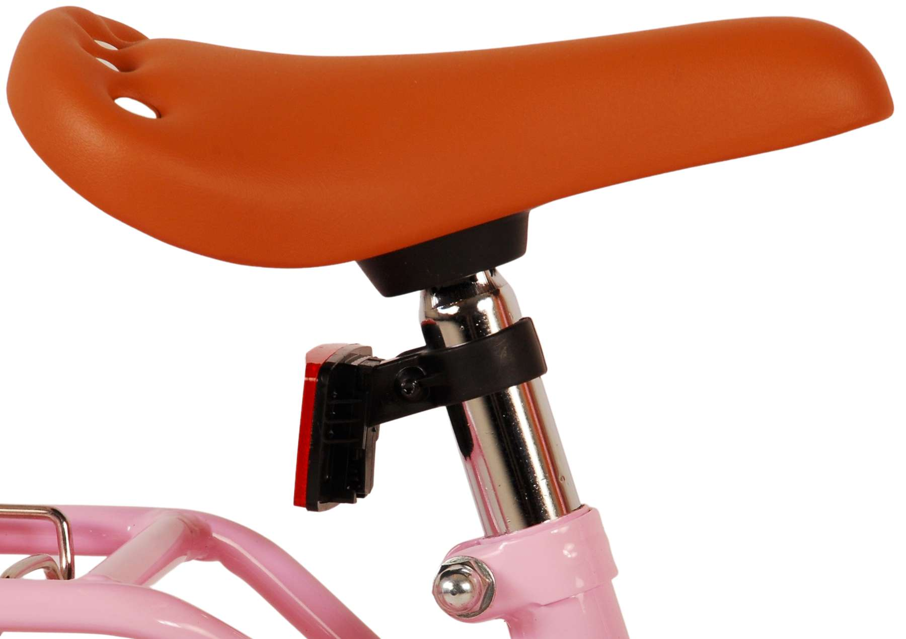 Rosa Fahrradsattel mit brauner Sitzfläche. Ein roter Reflektor und der Fahrradrahmen sind sichtbar.