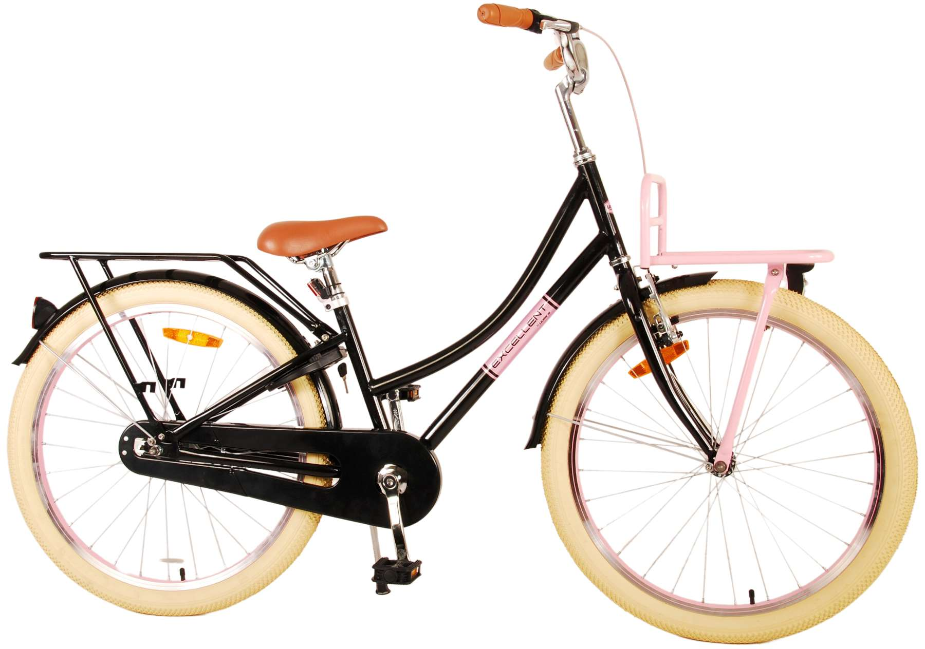 Ein schwarz-rosa Fahrrad mit Korb und braunem Sitz, weißer Hintergrund.