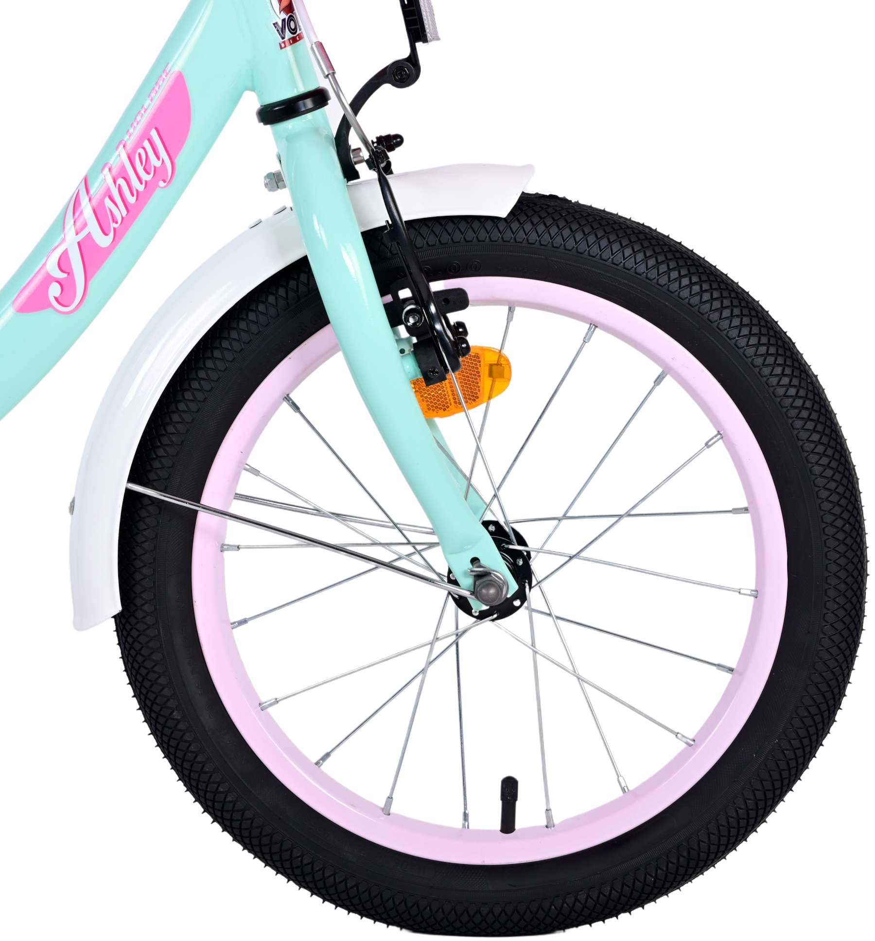 Vorderrad eines mintgrünen Fahrrads. Rosa Felge, schwarzer Reifen, weißer Kotflügel und ein Reflektor. Weißer Hintergrund.