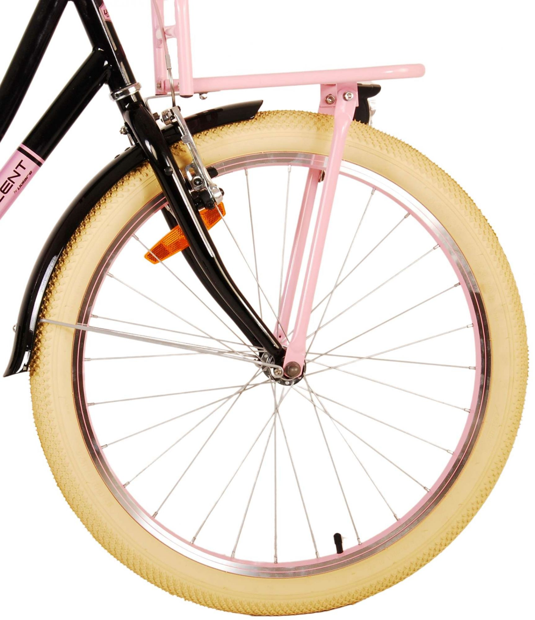 Nahaufnahme eines Fahrradrads mit rosa Felge und schwarzen Kotflügeln, vor weißem Hintergrund.