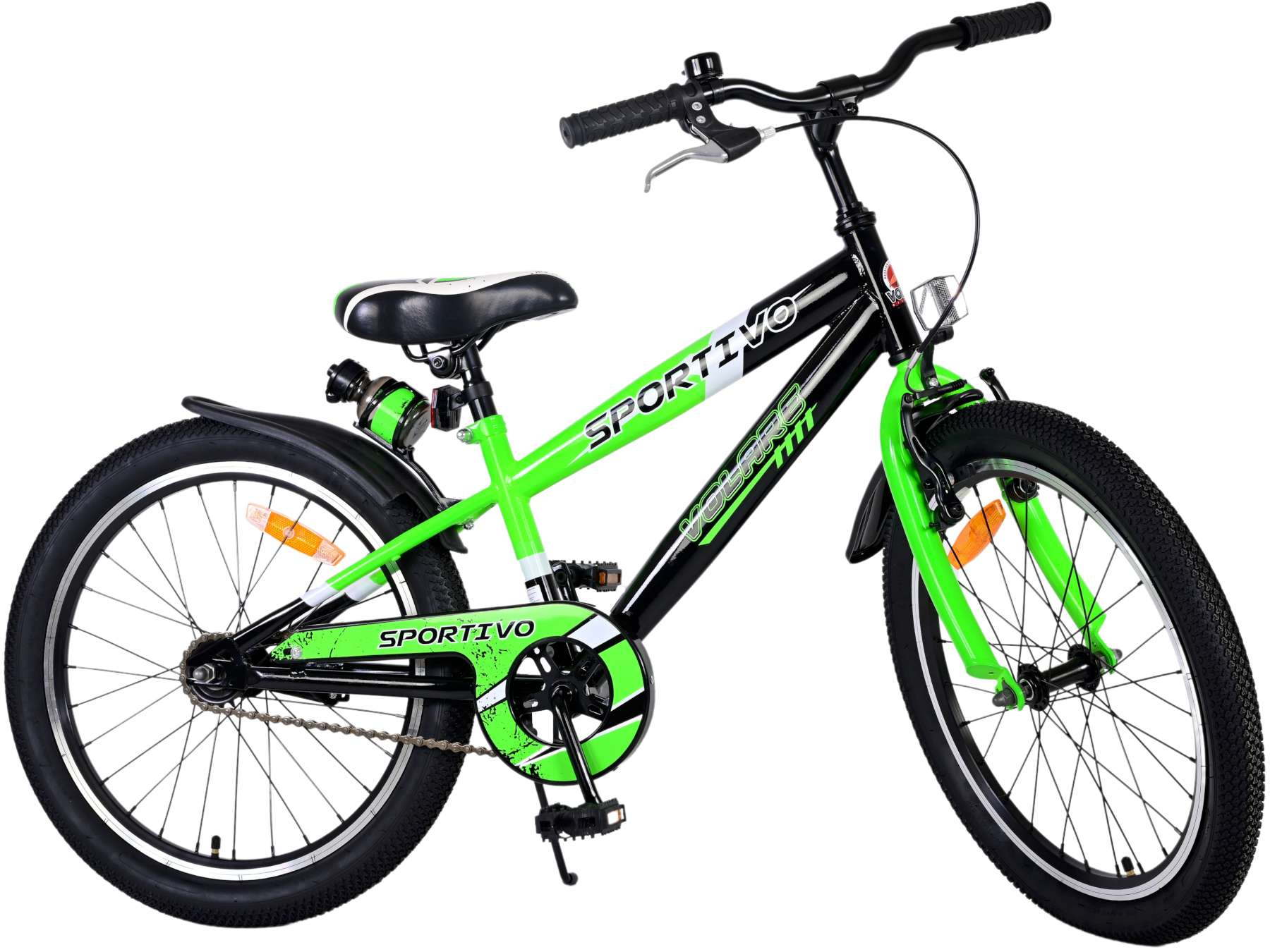 Grünes und schwarzes Kinderfahrrad. Schwarze Reifen und Kotflügel, grüne Akzente. Weißer Hintergrund.