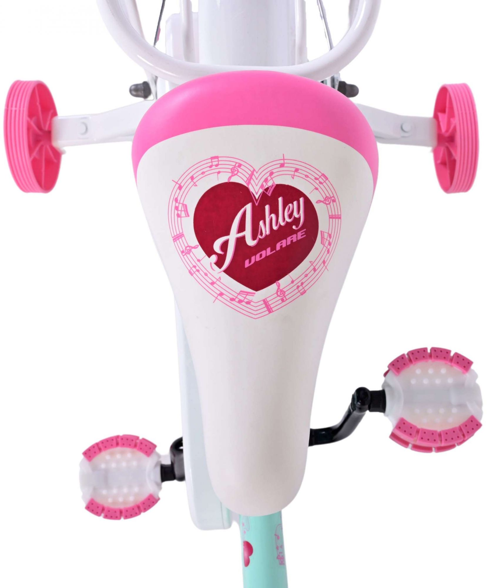 Ein Kindersitz in Weiß mit einem rosa Herzdesign und rosa Stützrädern.
