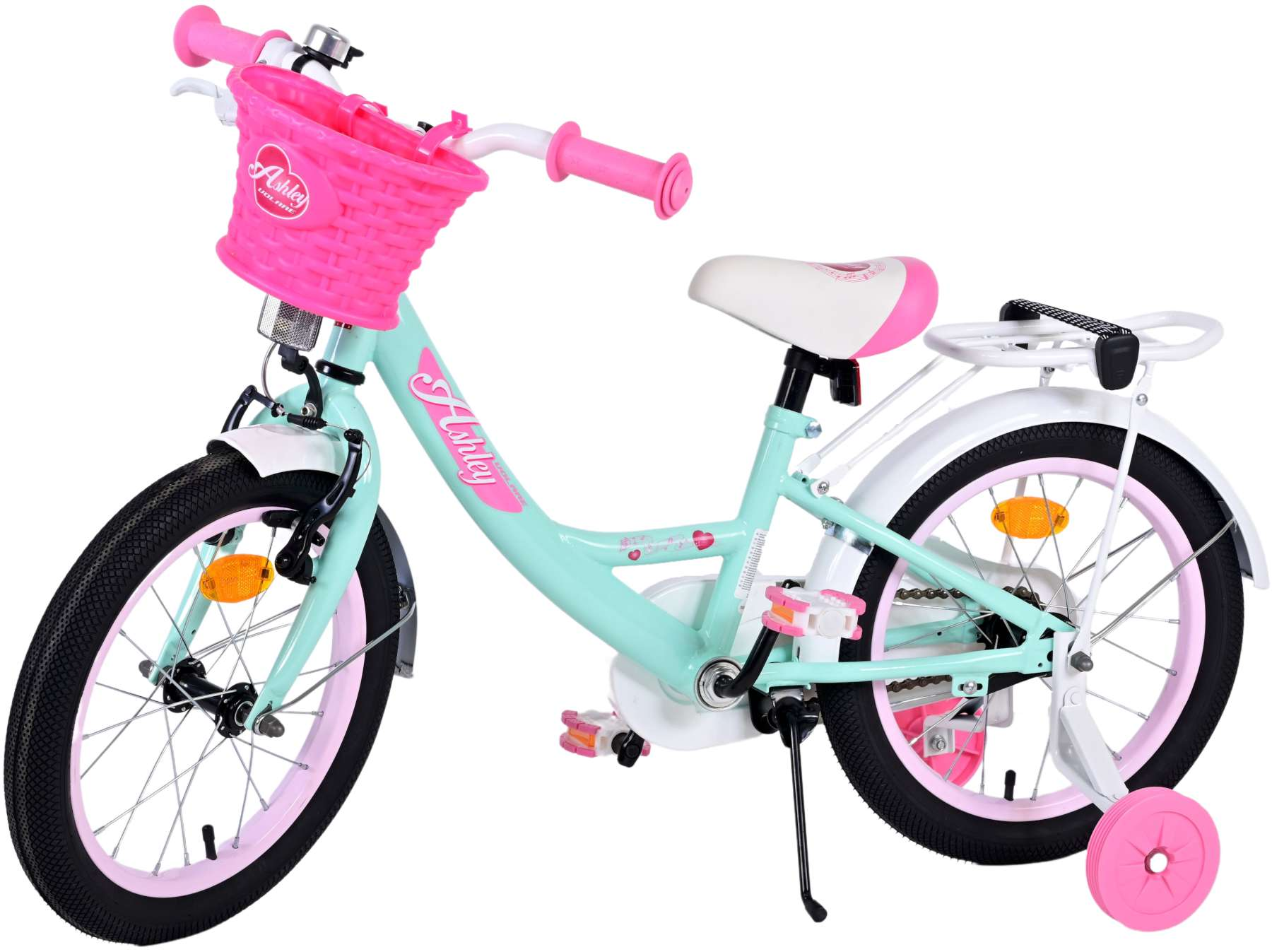 Ein hellblaues Kinderfahrrad mit einem rosa Korb, Sitz, Rädern und Stützrädern auf weißem Hintergrund.