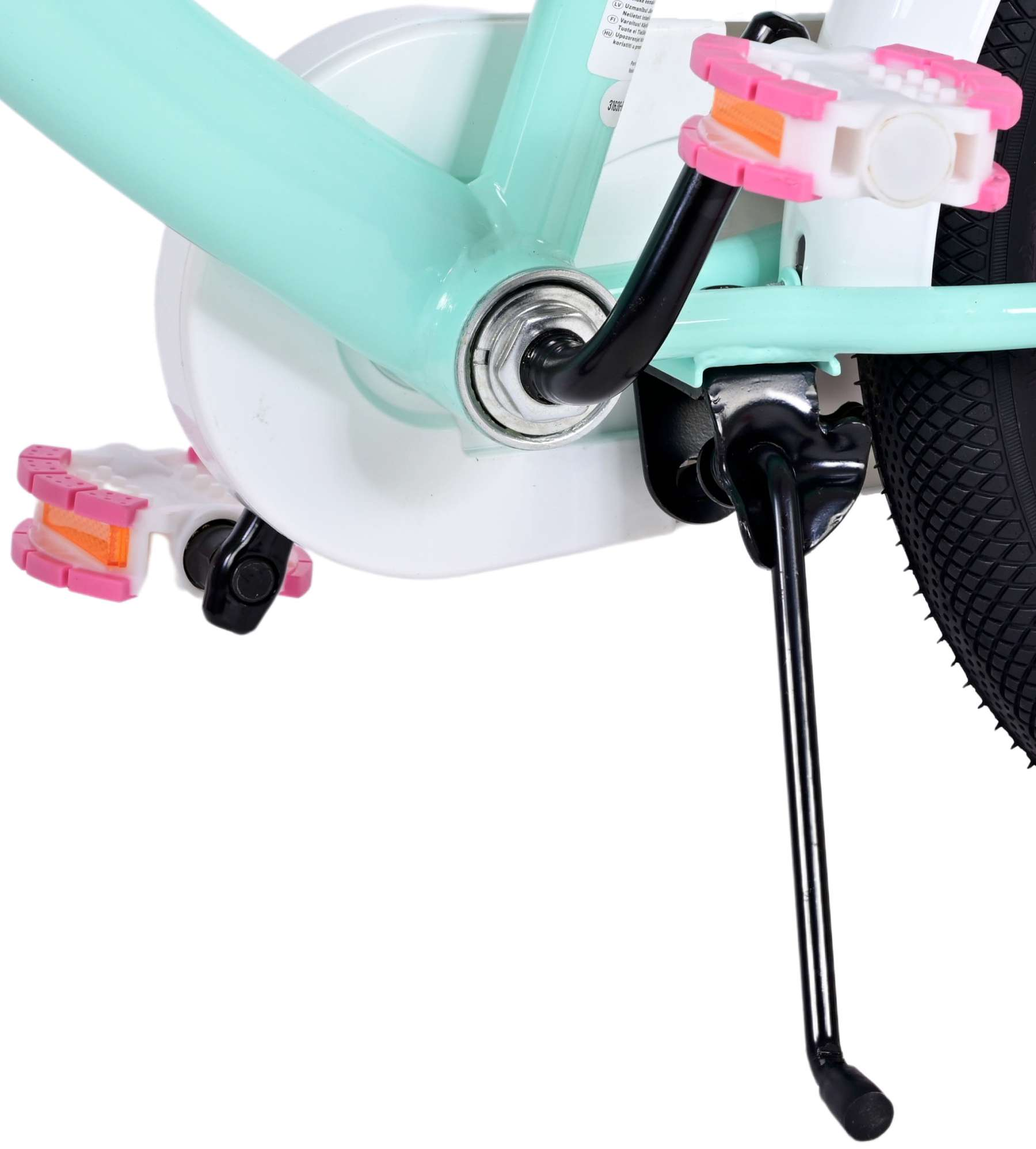 Nahaufnahme von Fahrradpedalen und Kurbel. Die Pedale sind pink und orange.