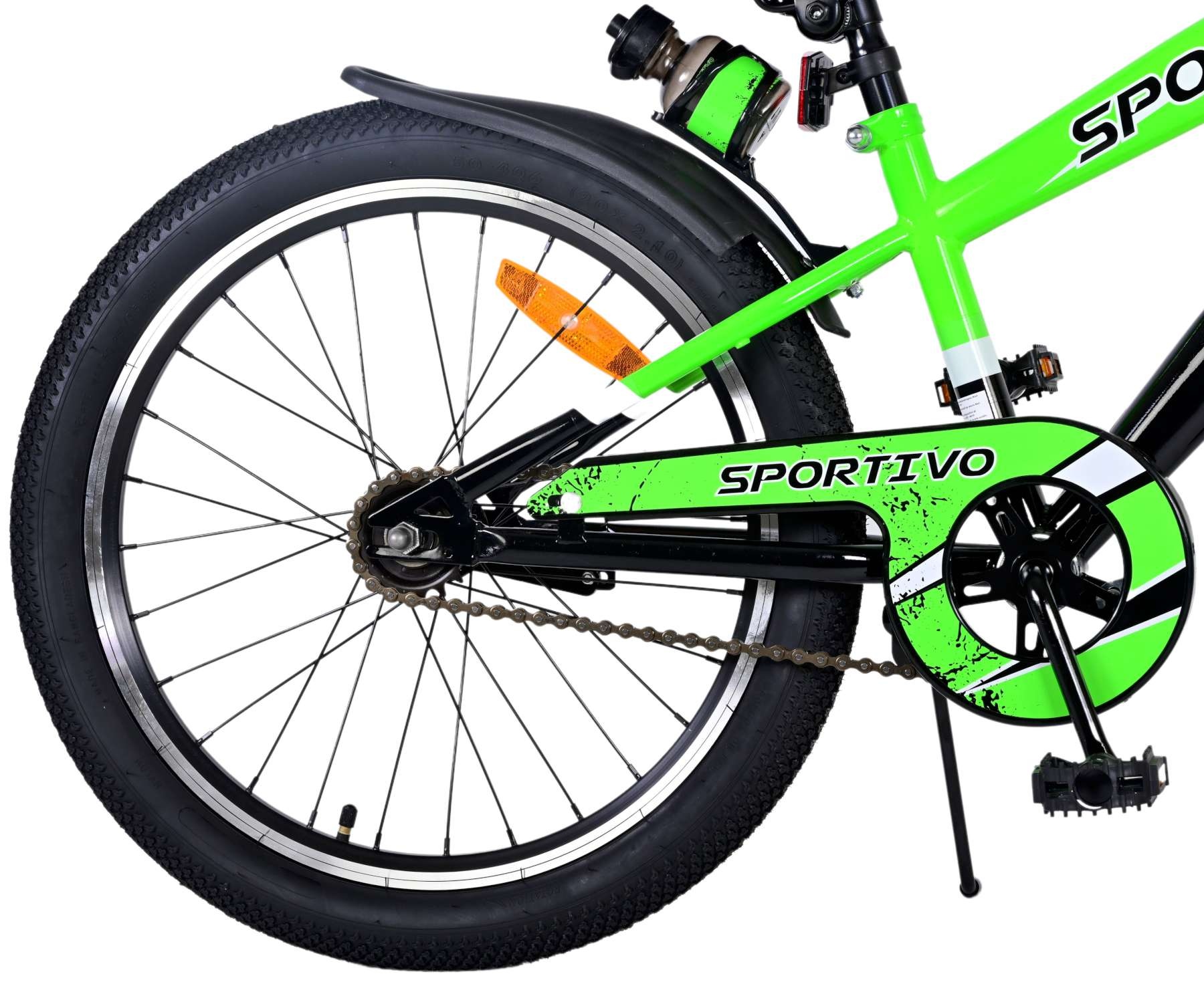 Grünes und schwarzes Fahrrad-Hinterrad. Schwarzer Reifen, Rad und Kette mit Sportivo-Text.