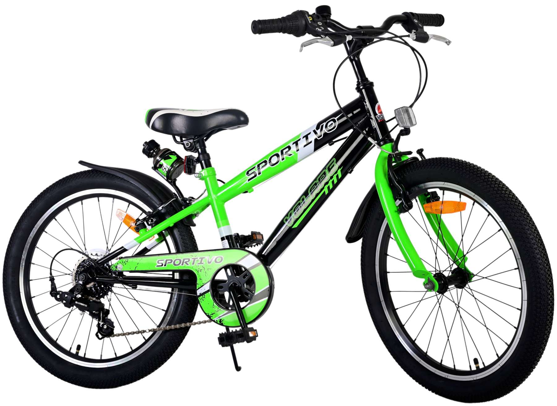 Ein grünes und schwarzes Kinderfahrrad mit dem Wort SPORTIVO auf dem Rahmen, vor weißem Hintergrund.