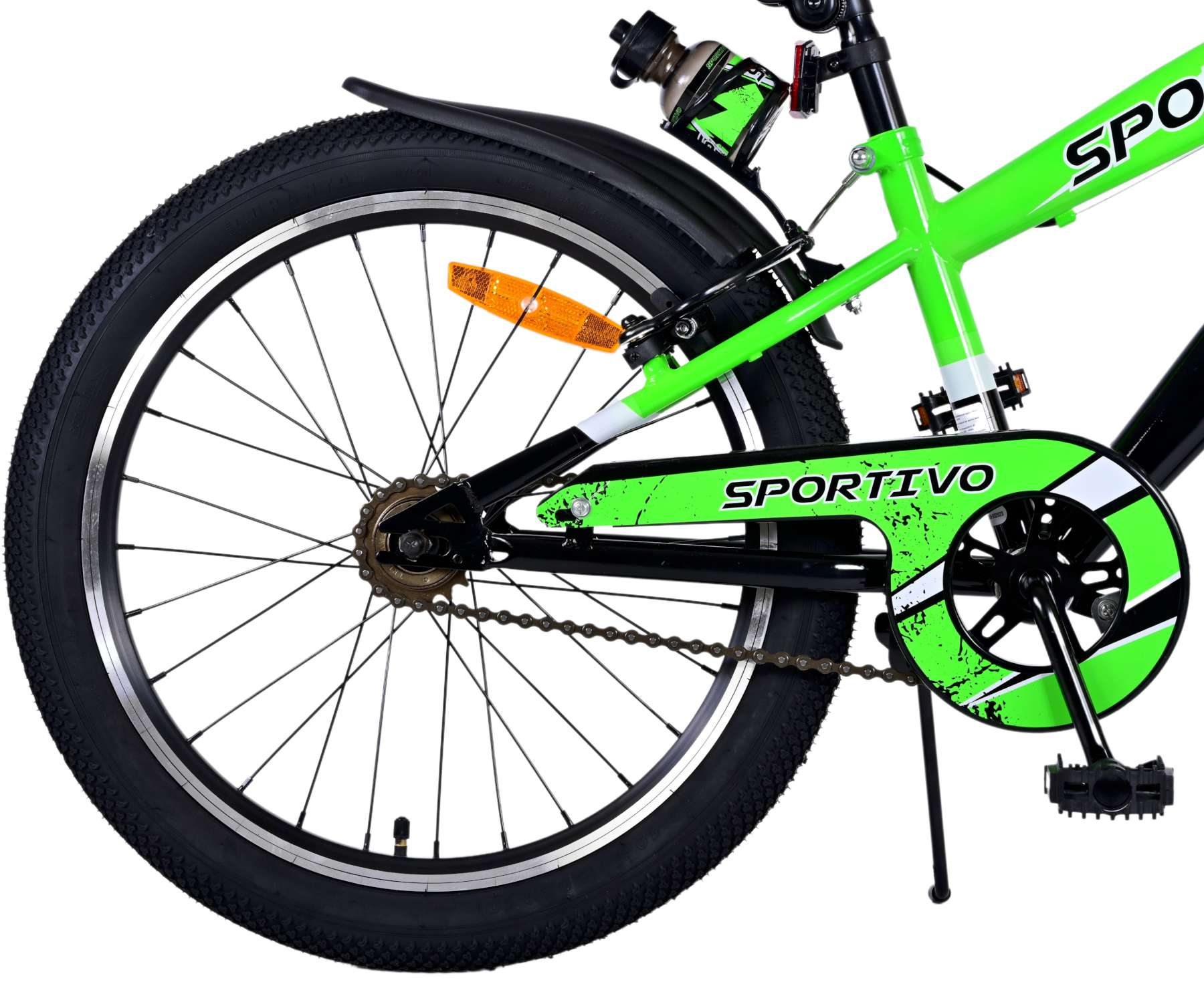 Hinterrad eines grünen und schwarzen Fahrrads. Das Rad ist schwarz mit grünem Kettenschutz.