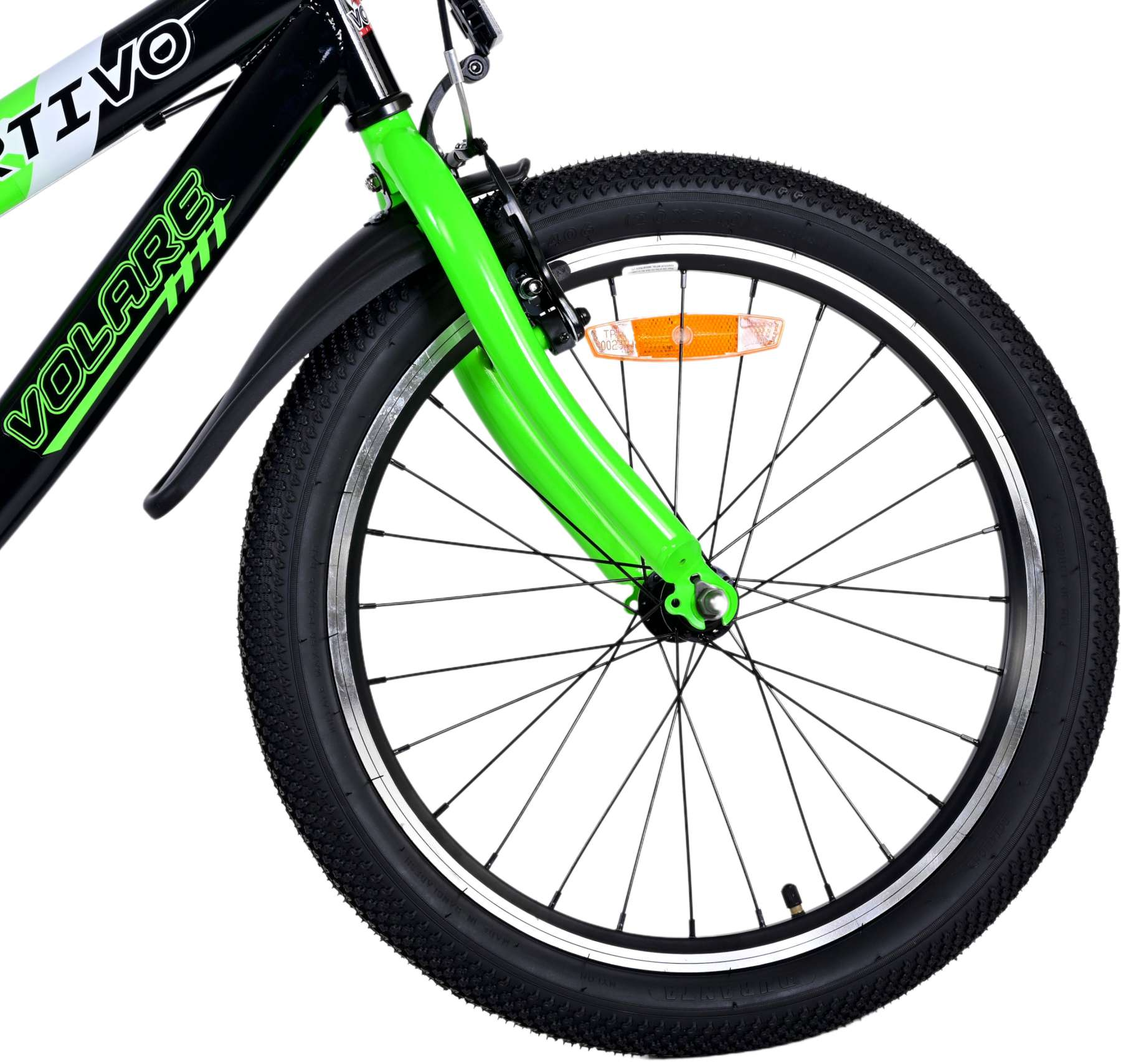 Vorderrad eines Fahrrads, grüne Gabel, schwarzer Reifen und ein orangefarbener Reflektor.