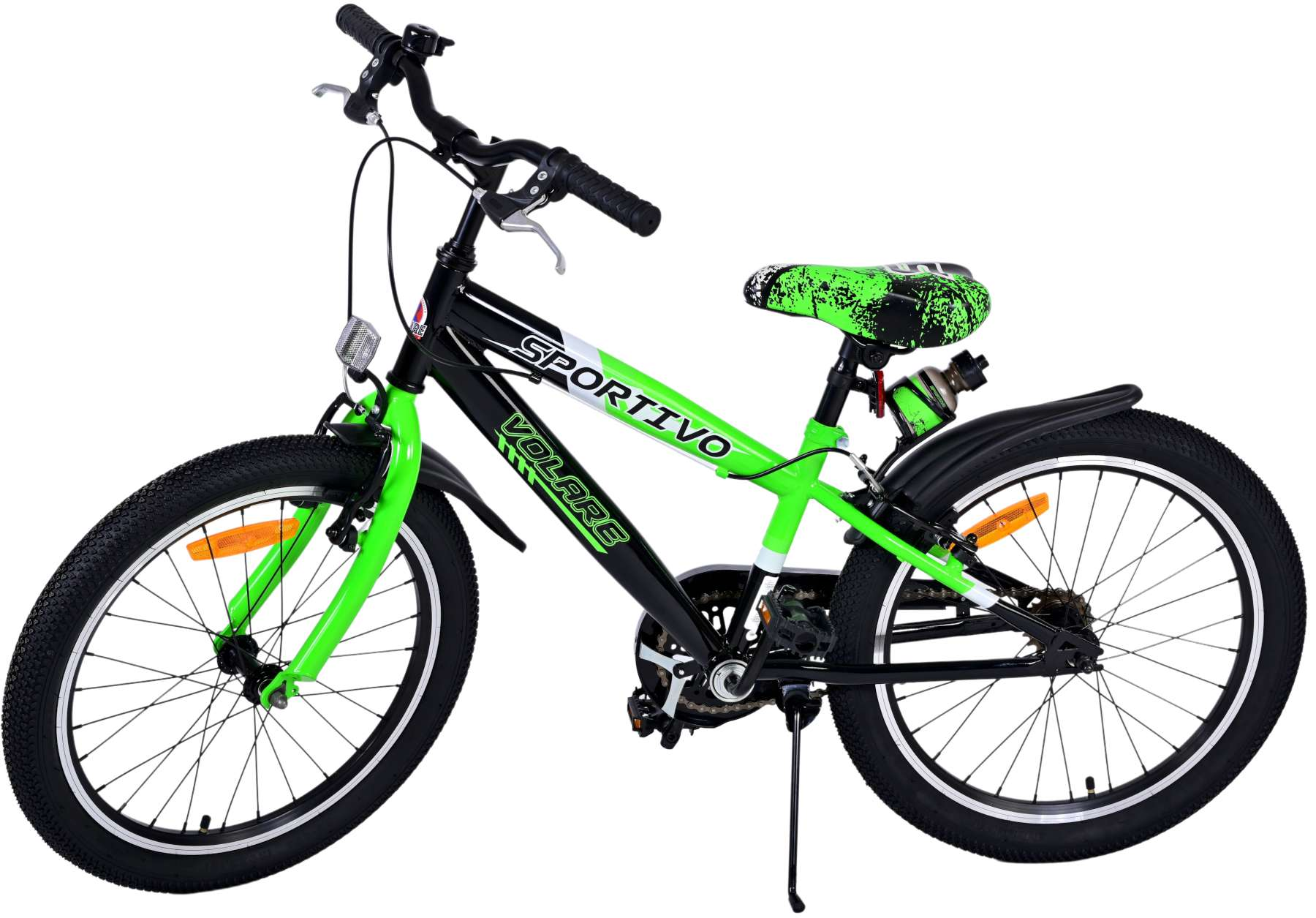 Grünes und schwarzes Fahrrad mit Stützrädern. Schwarze Reifen. Weißer Hintergrund.