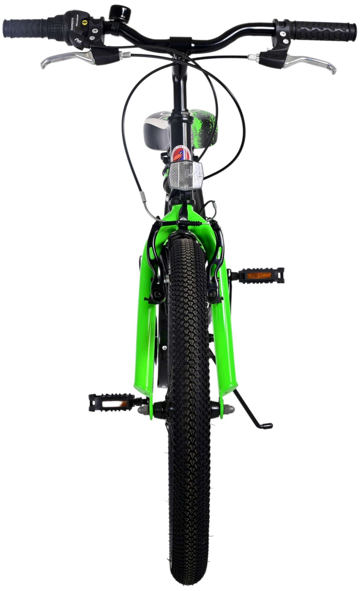 Grünes Fahrrad mit schwarzen Reifen und Lenker, von vorne betrachtet.