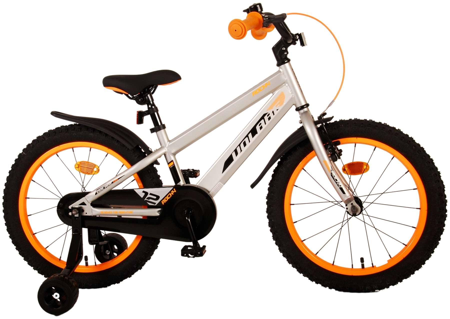 Ein Kinderfahrrad mit orangefarbenen Rädern, Rahmendetails und Stützrädern.
