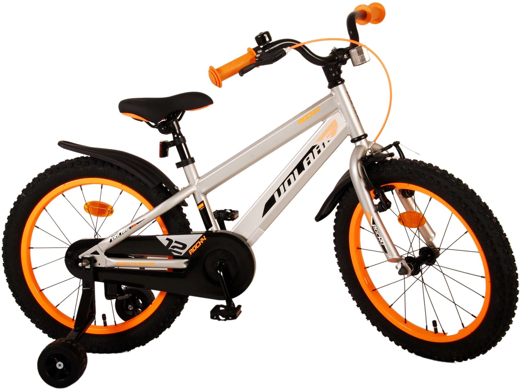 Silber-oranges Kinderfahrrad mit schwarzen Reifen und Stützrädern.