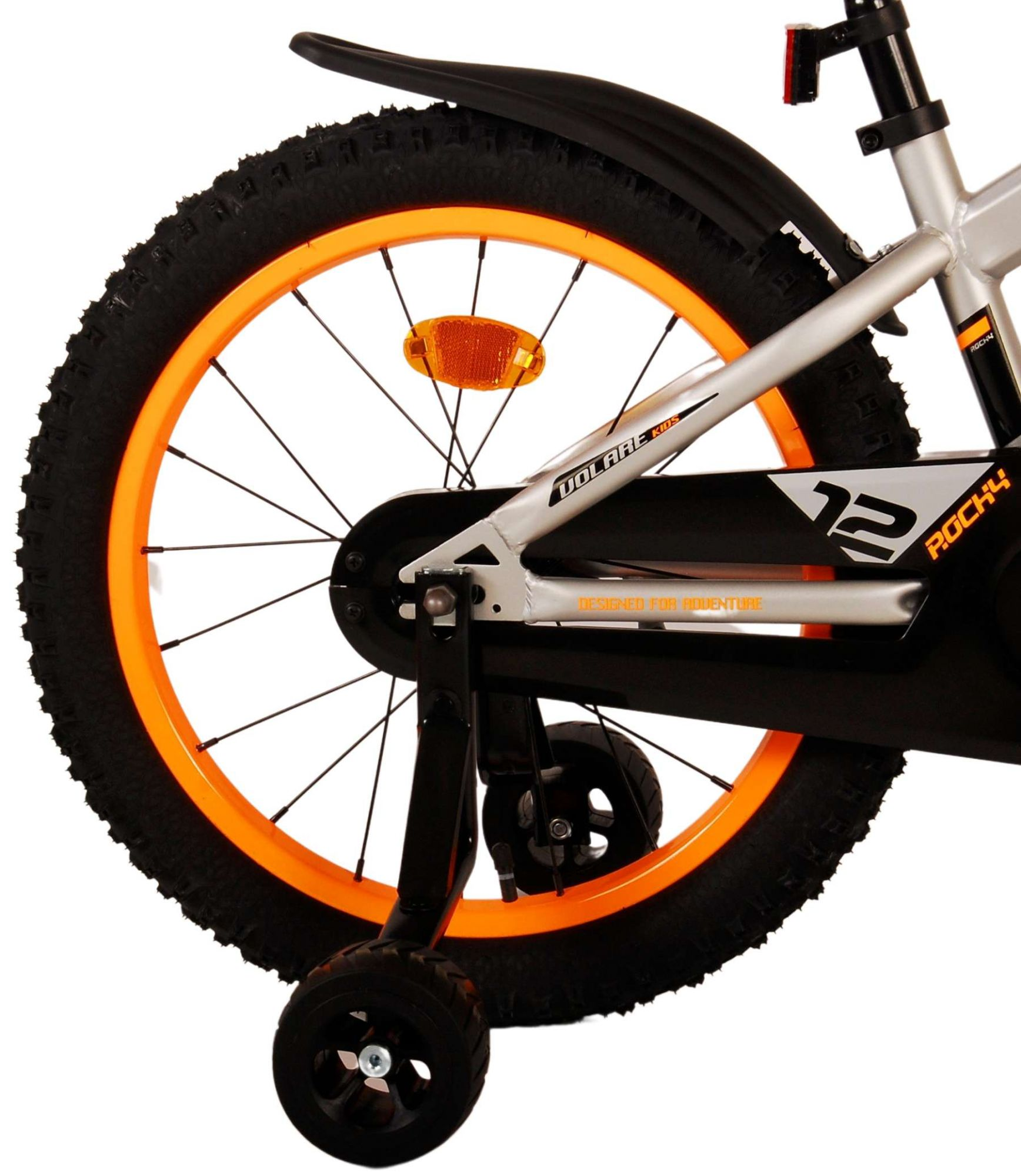 Hinterrad eines Fahrrads mit orangefarbenen Akzenten. Es hat Stützräder.