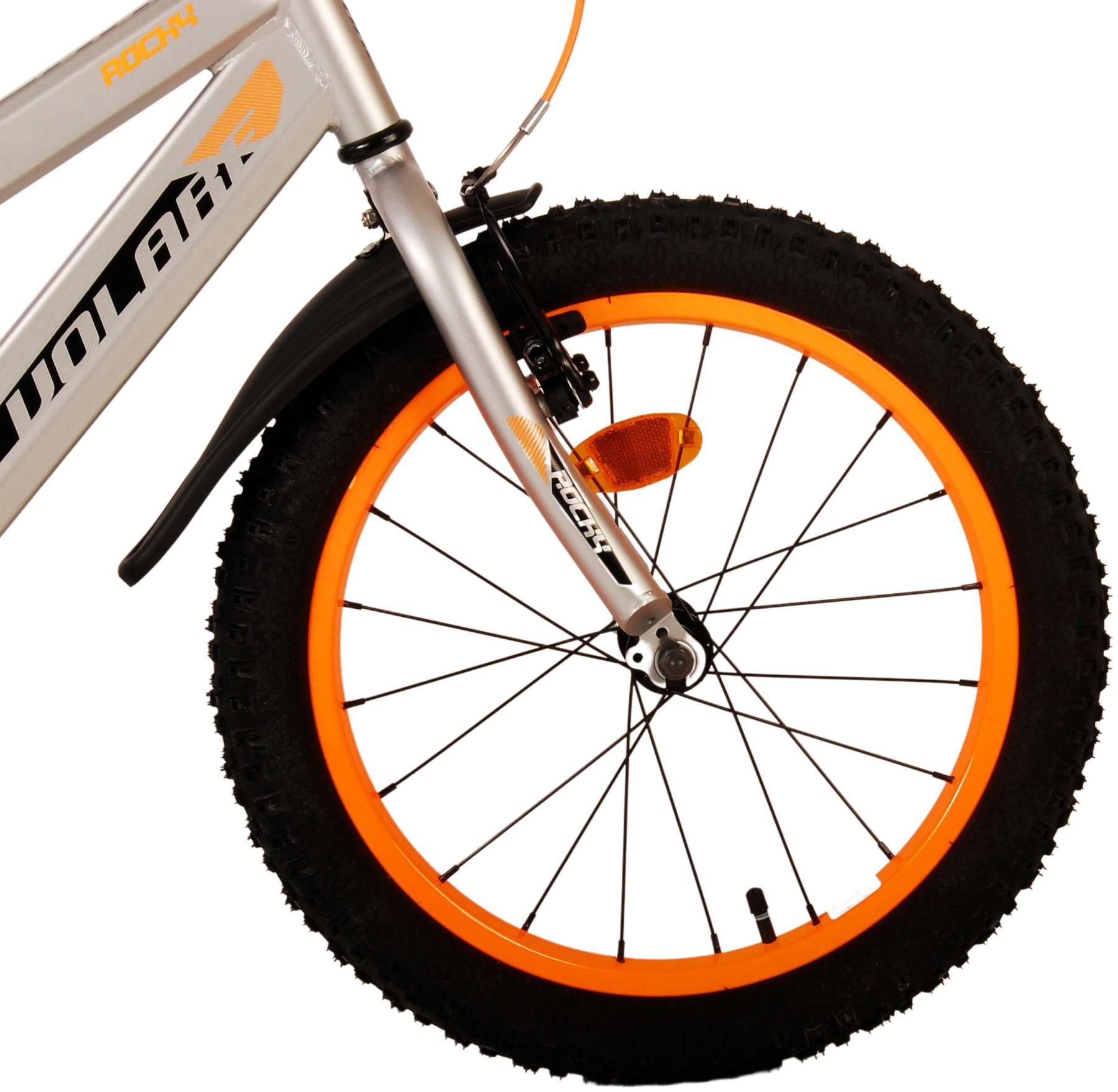Vorderrad eines silber-orangen Fahrrads mit Volare- und Rocky-Aufklebern, mit schwarzem Schutzblech.