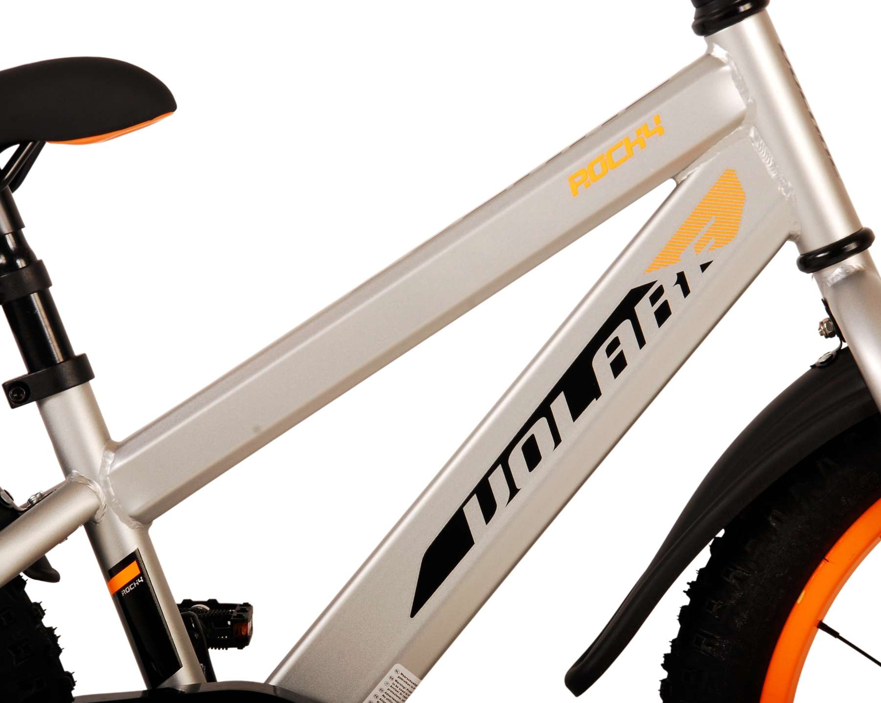 Nahaufnahme des Rahmens eines silbernen Fahrrads mit orangefarbenen Akzenten und Branding.