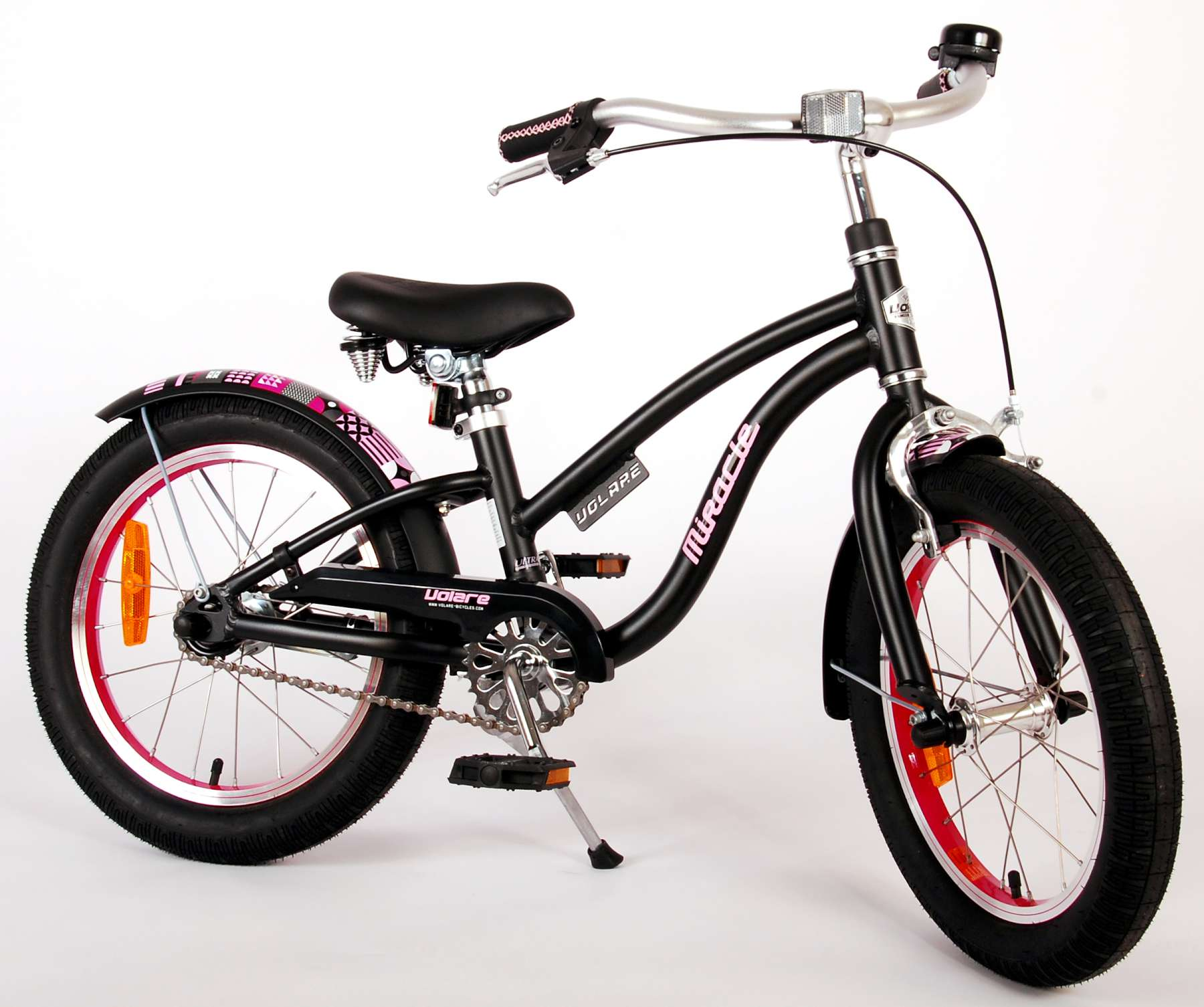 Schwarzes Kinderfahrrad mit rosa und roten Akzenten, Stützräder angebracht.