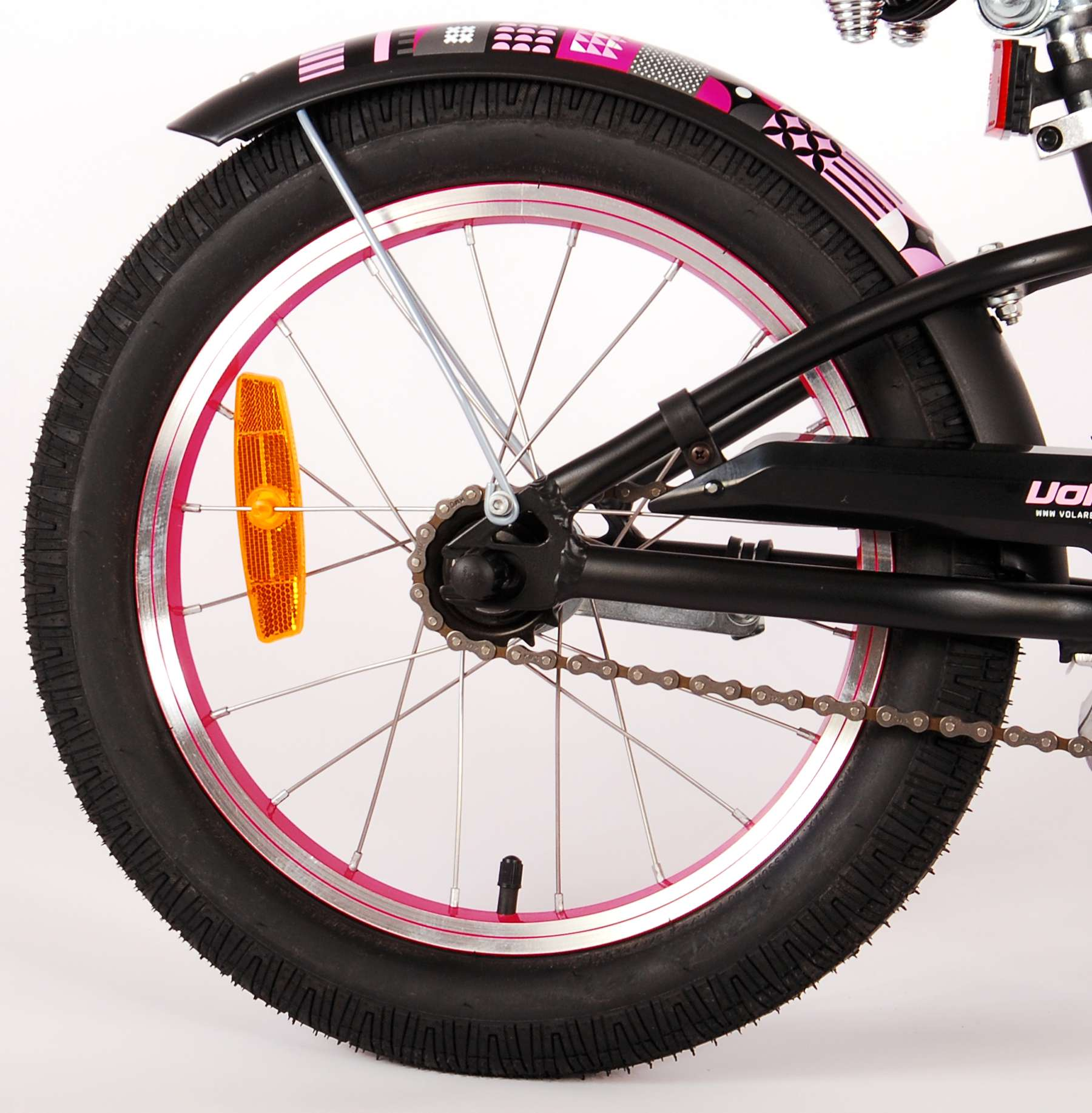 Nahaufnahme eines Fahrradrads. Schwarzer Reifen, rosa Felge und silberne Speichen sind sichtbar.