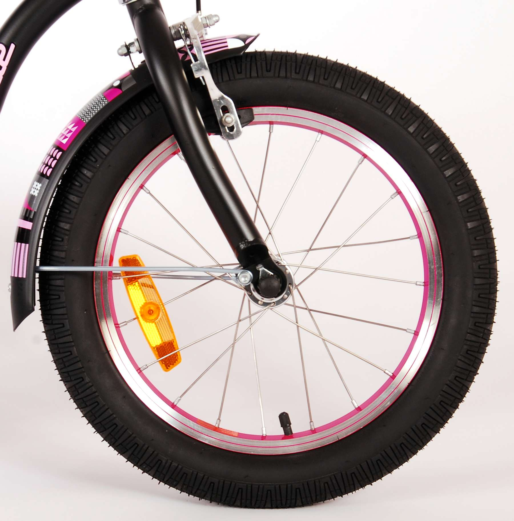 Nahaufnahme eines schwarzen Fahrradrads mit rosa Felge. Schwarzer Kotflügel und orangefarbener Reflektor.