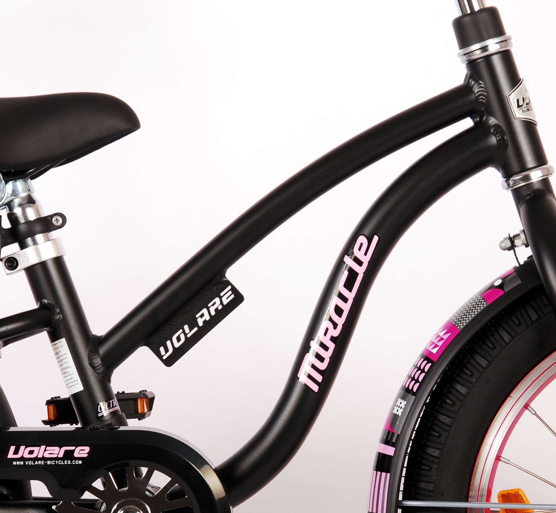 Schwarzer Fahrradrahmen mit rosa Akzenten. Text: UGLARE, MIRACLE, und www.volare-bicycles.com.