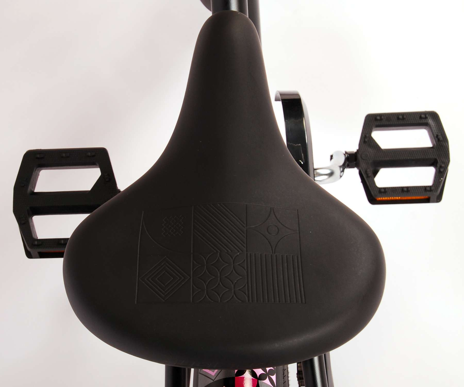 Ein schwarzer Fahrradsattel mit einem gemusterten Design.