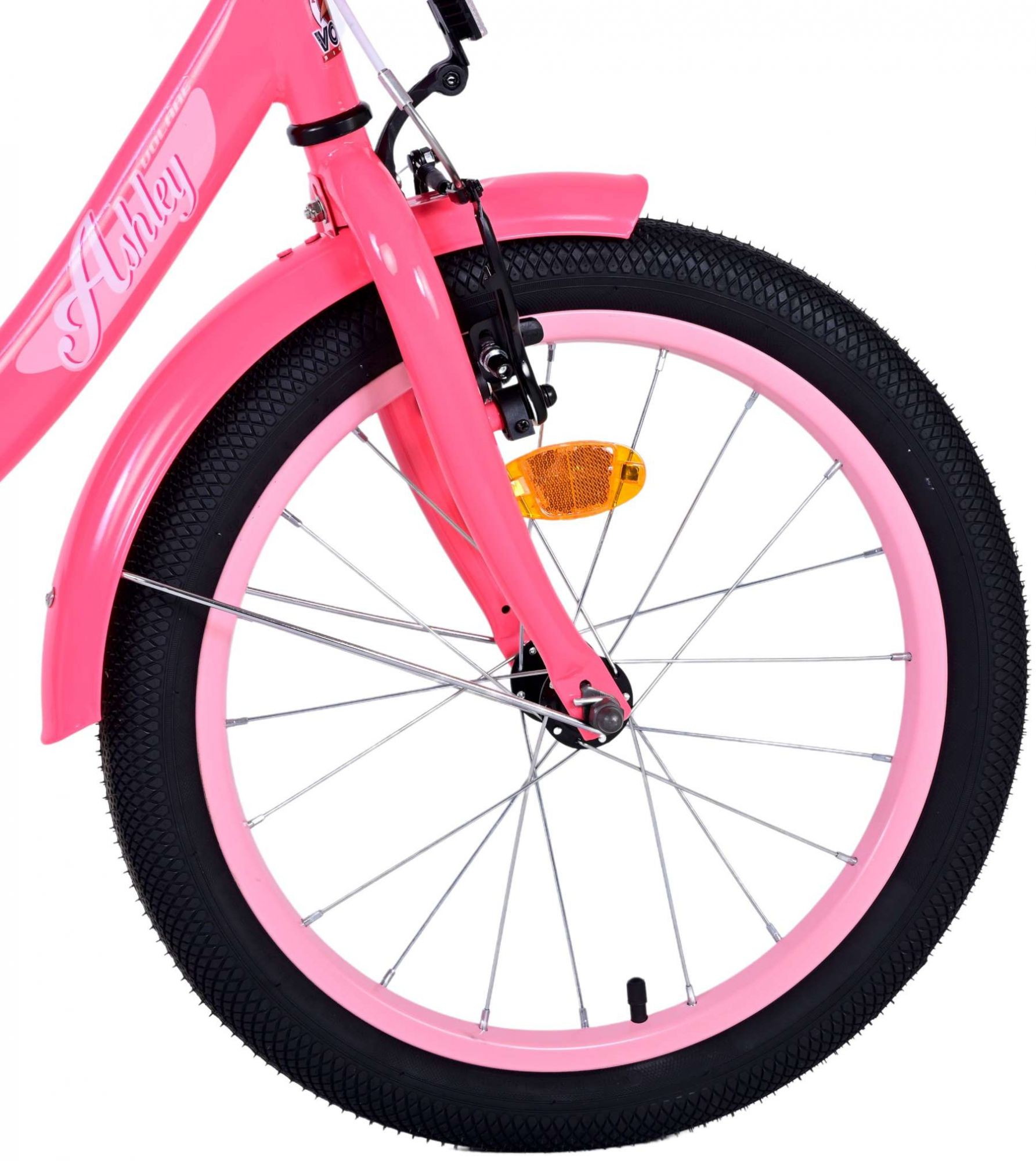 Pinkes Fahrradrad und Schutzblech. Schwarzer Reifen und rosa Felge. Das Fahrrad heißt Ashley.