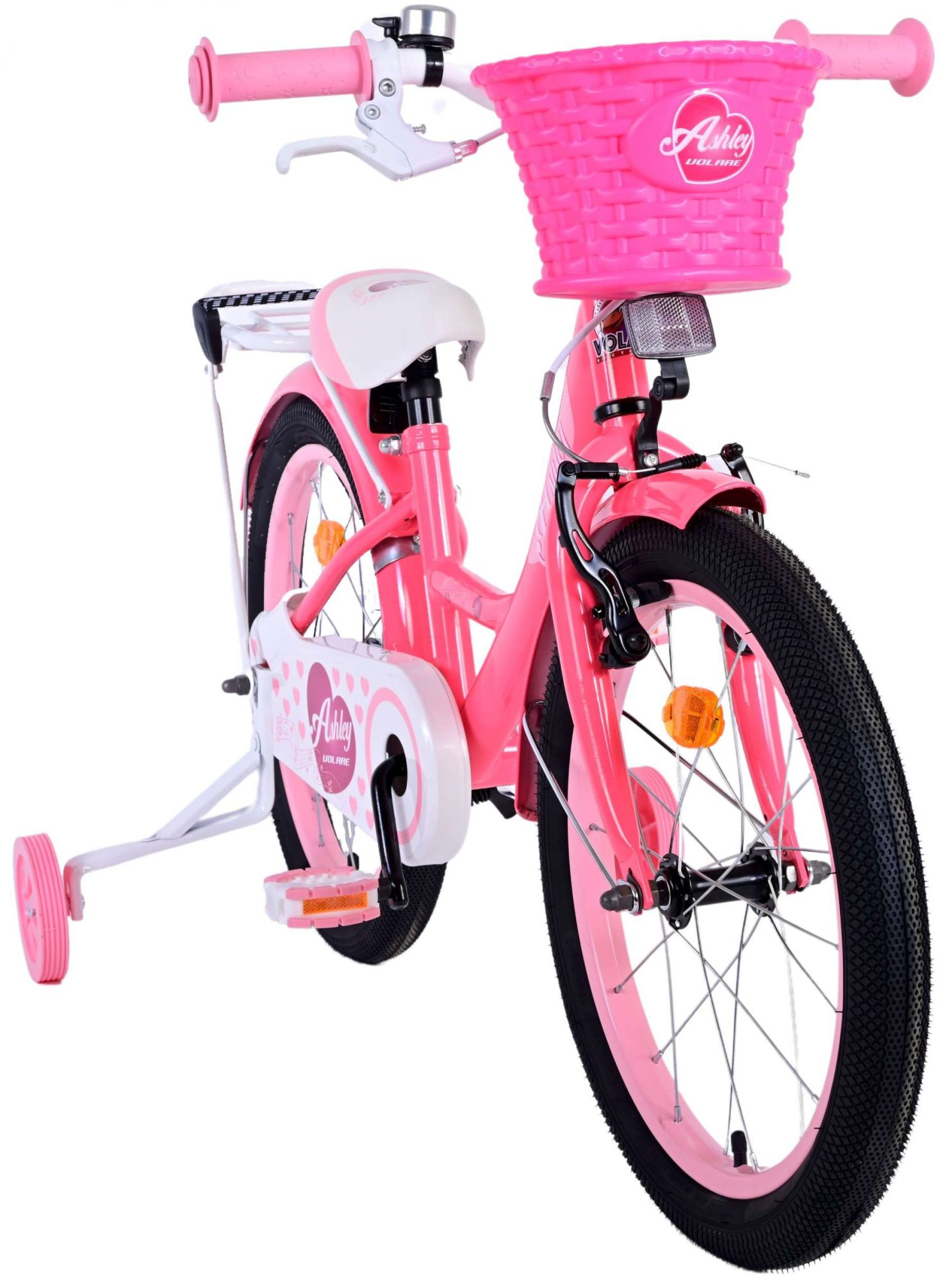 Rosa Kinderfahrrad mit rosa Korb und Stützrädern. Weiße und rosa Details. Weißer Hintergrund.