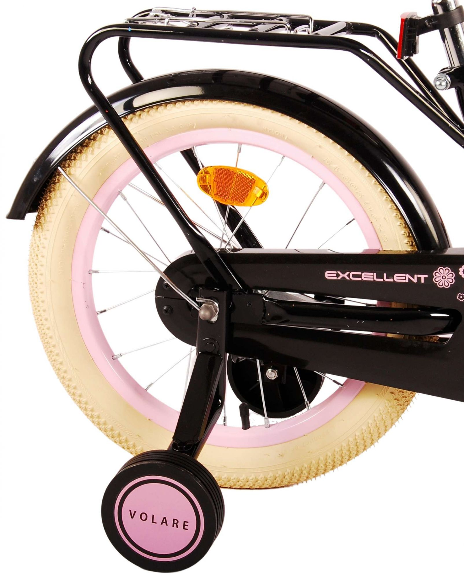 Hinterrad eines schwarzen Fahrrads mit rosa Akzenten und rosa Reifen. Stützräder sind angebracht.