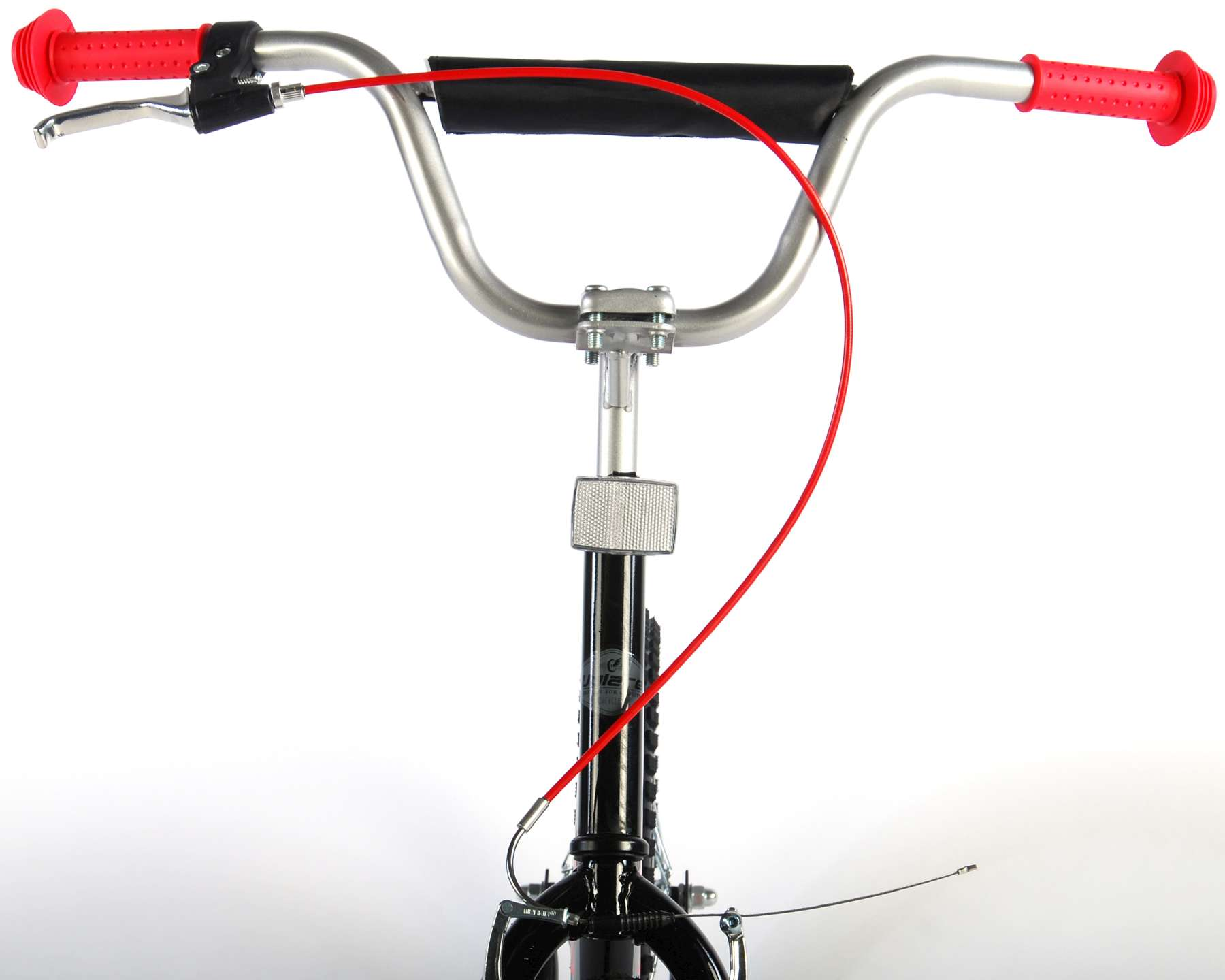 Fahrradlenker, rote Griffe, silberner Vorbau. Rotes Kabel verläuft nach unten. Schwarze Gabel und weißer Hintergrund.