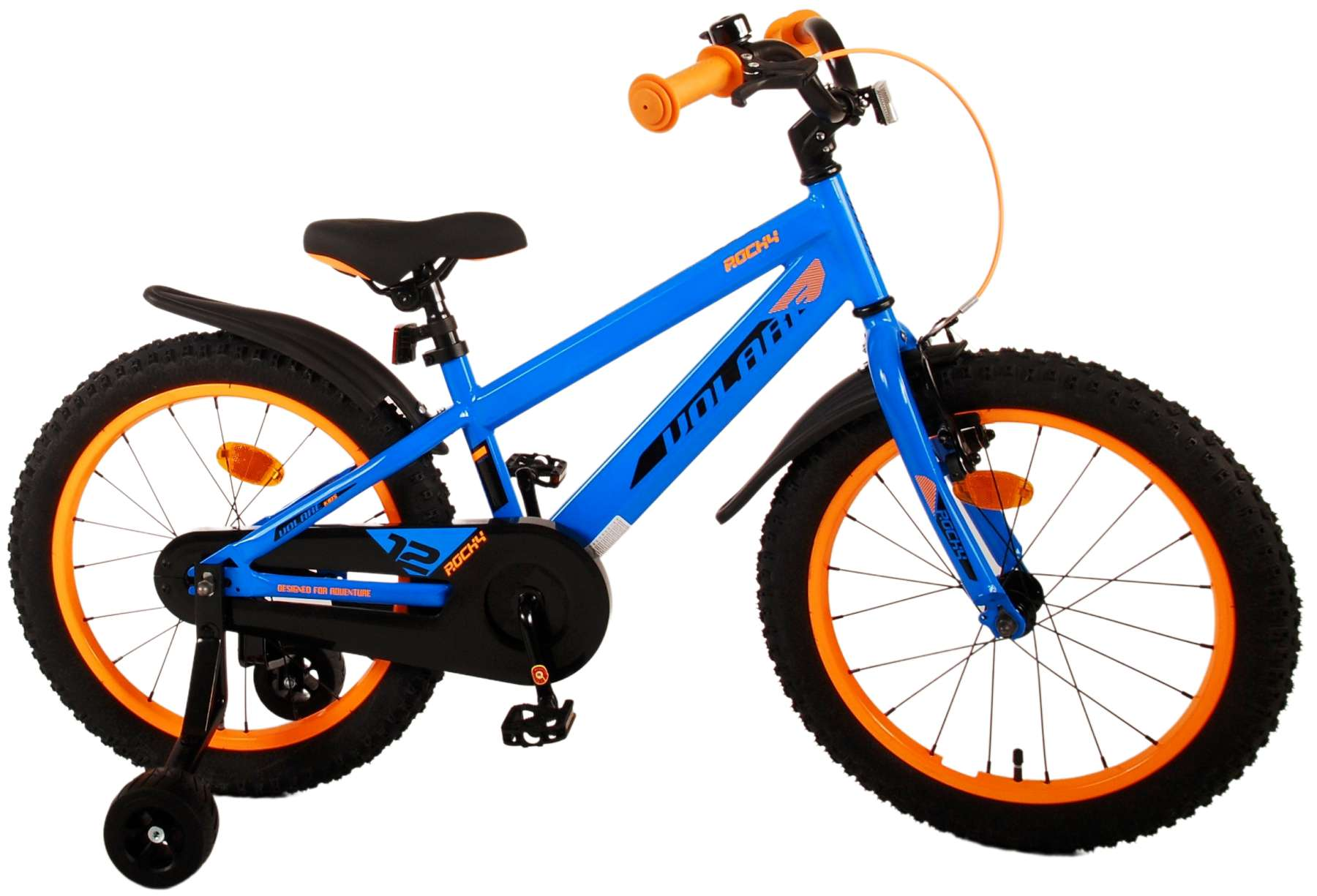 Blaues Kinderfahrrad mit orangefarbenen Rädern. Hat Stützräder. Schwarze Details.
