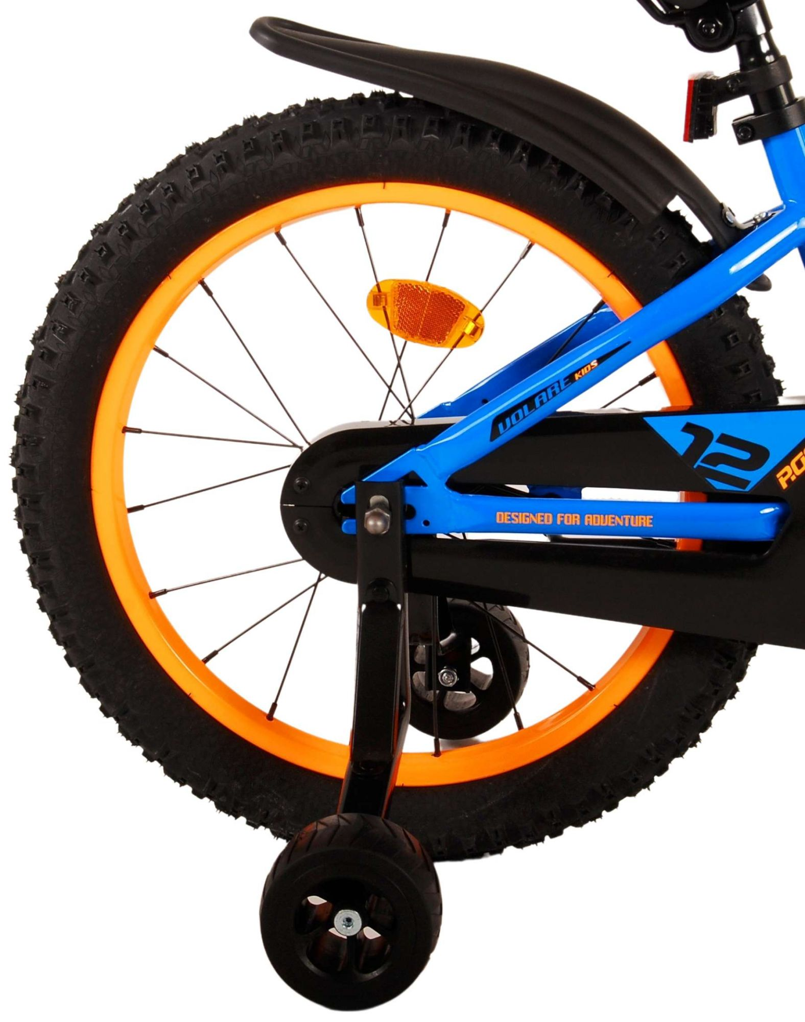 Nahaufnahme des Hinterrads eines blauen Fahrrads mit orangefarbener Felge und schwarzem Reifen. Stützräder angebracht.