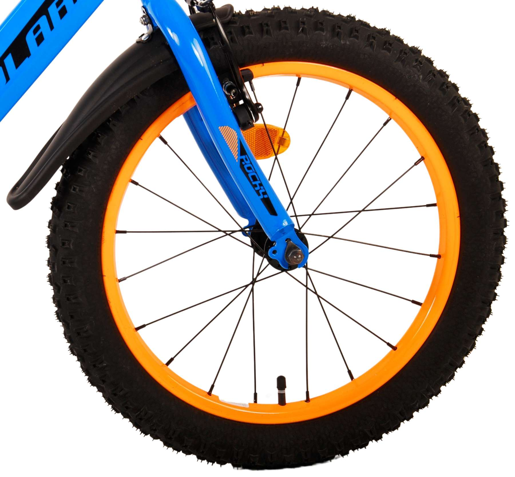 Nahaufnahme eines blauen Fahrradrads mit orangefarbenem Rand, schwarzem Reifen und Speichen vor weißem Hintergrund.