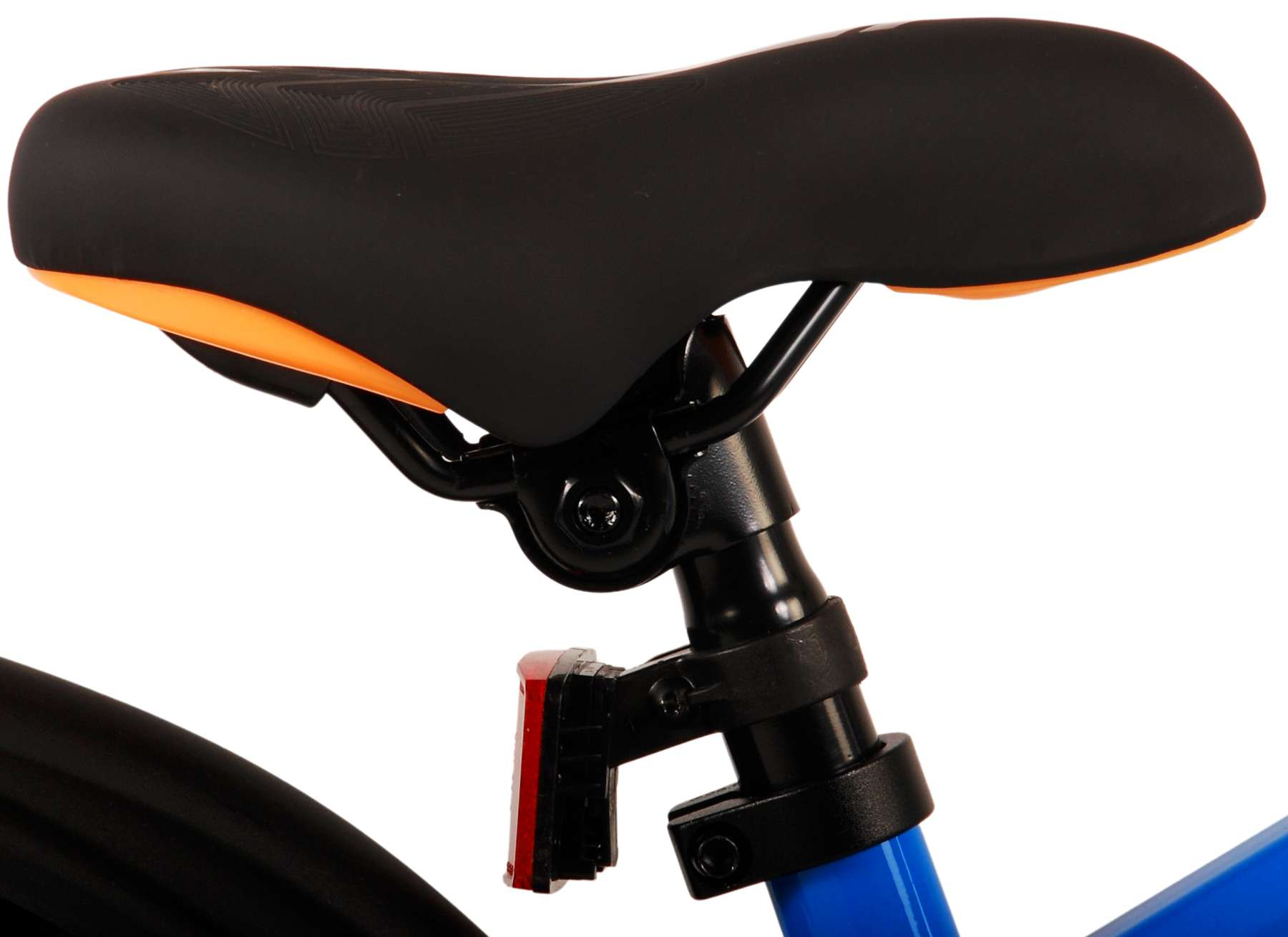Schwarzer Fahrradsattel mit orangen Details und rotem Reflektor an der Sattelstütze.