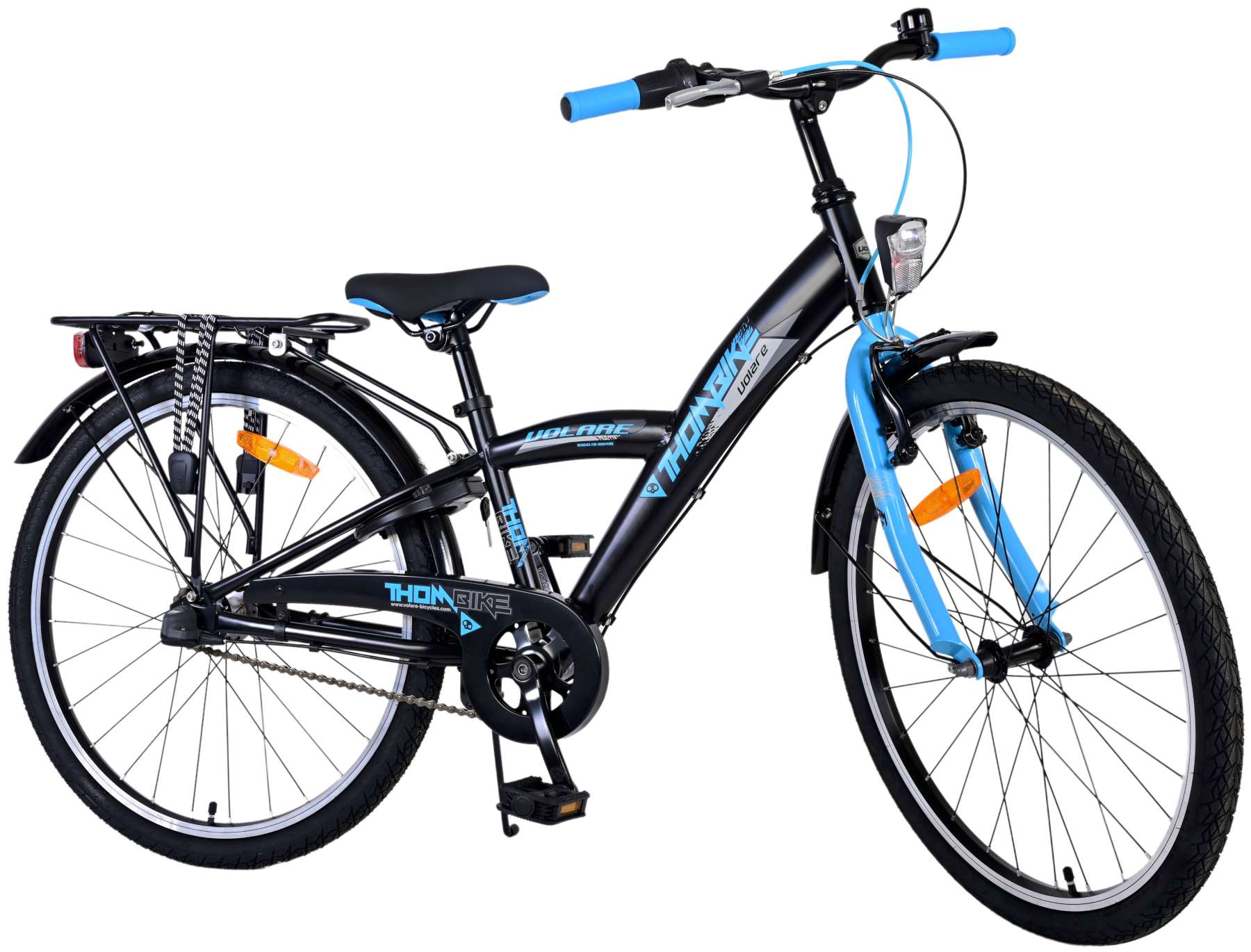 Schwarz-blaues Fahrrad mit Korb, blauem Lenker und orangefarbenen Reflektoren.