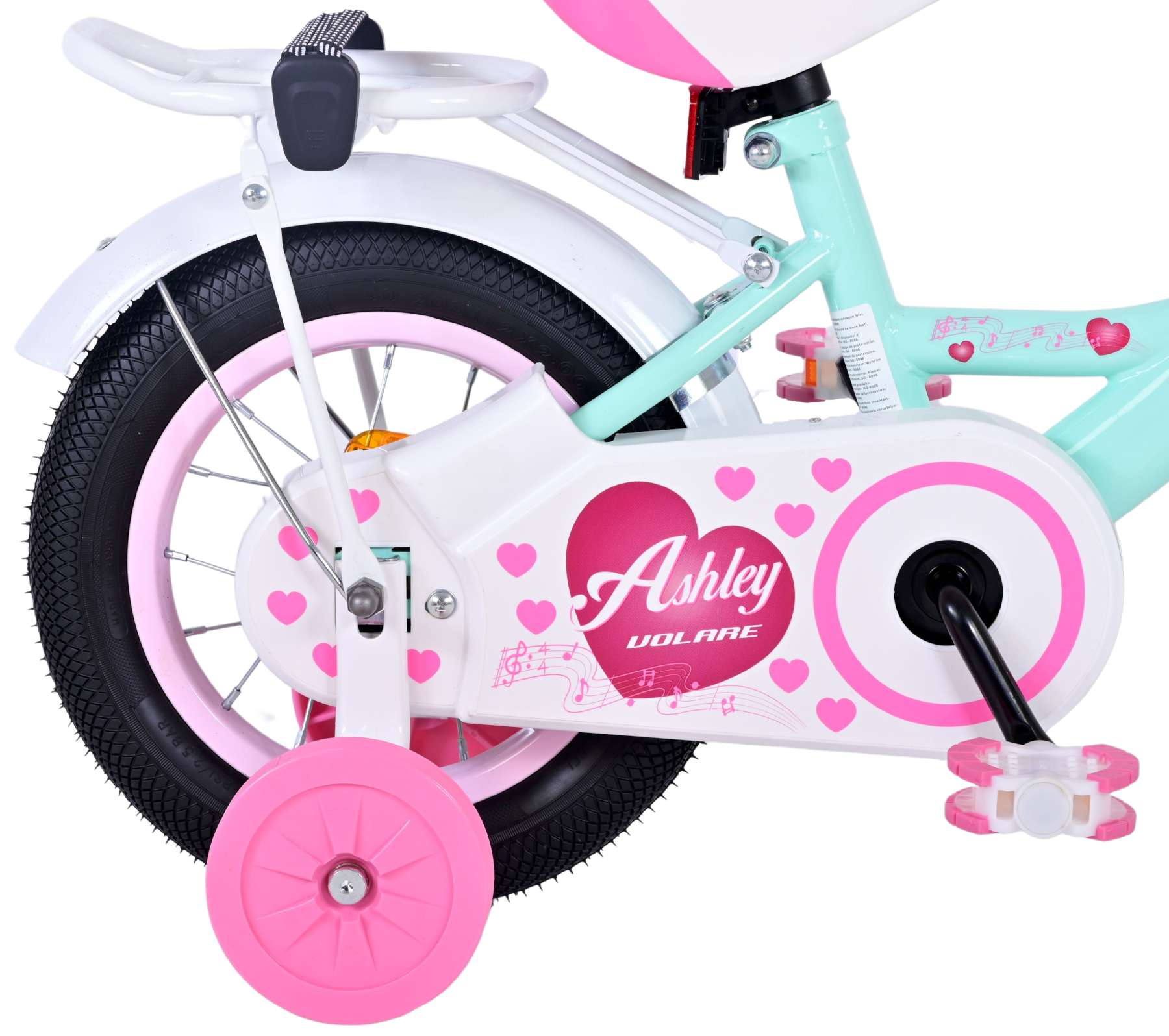 Nahaufnahme eines rosa-weißen Kinderfahrrads. Es hat ein rosa Rad, einen weißen Kotflügel und Stützräder.