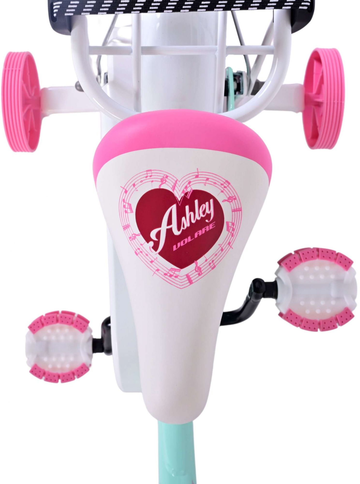 Nahaufnahme eines Fahrradsattels, weiß mit rosa Akzenten, Herzdesign. Pedale mit rosa Details.