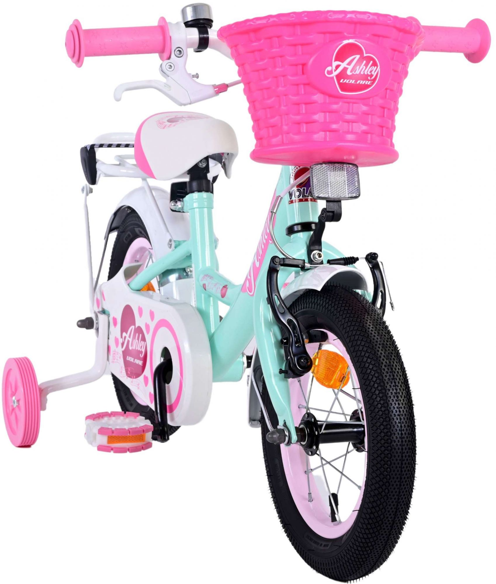 Ein rosa-weißes Kinderfahrrad mit Korb und Stützrädern.