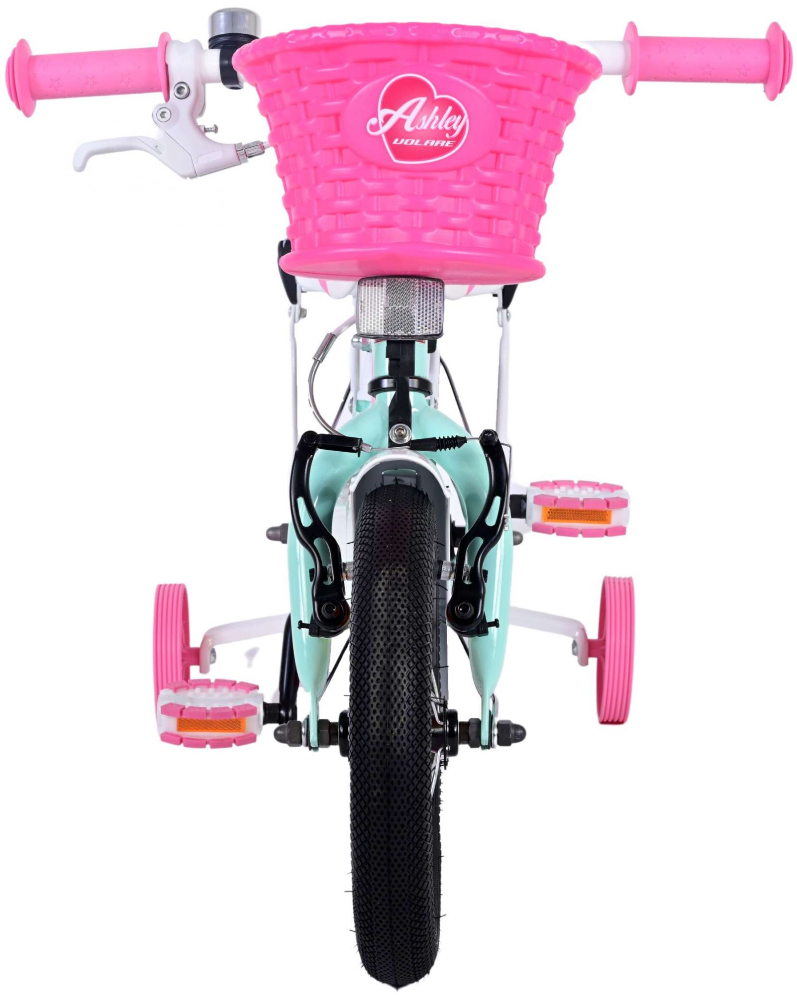 Nahaufnahme eines mintgrünen Kinderfahrrads mit rosa Korb, Stützrädern und schwarzen Reifen.